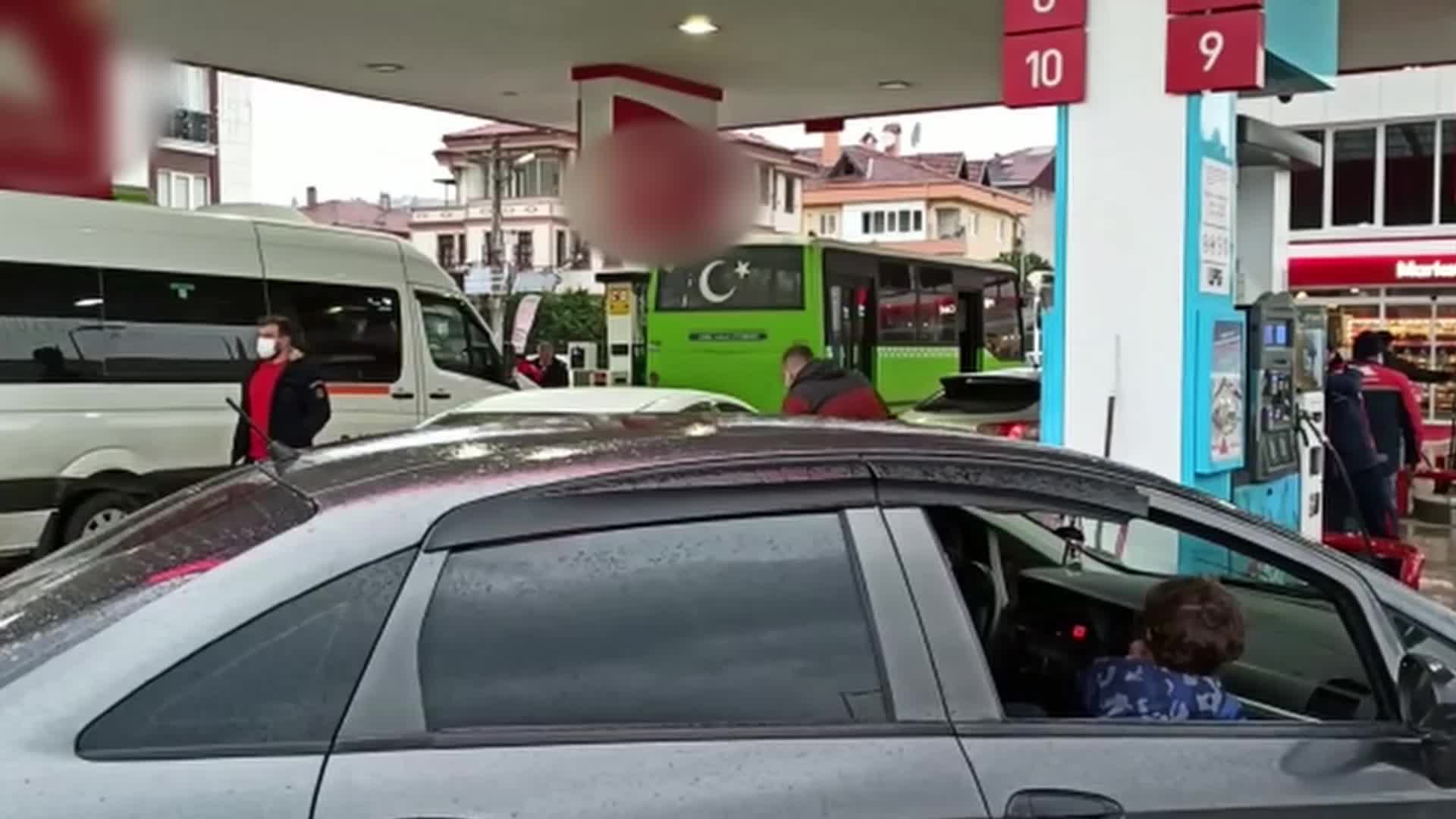 KOCAELİ'DE AKARYAKIT ZAMMI NEDENİYLE İSTASYONLARDA KUYRUK OLUŞTU