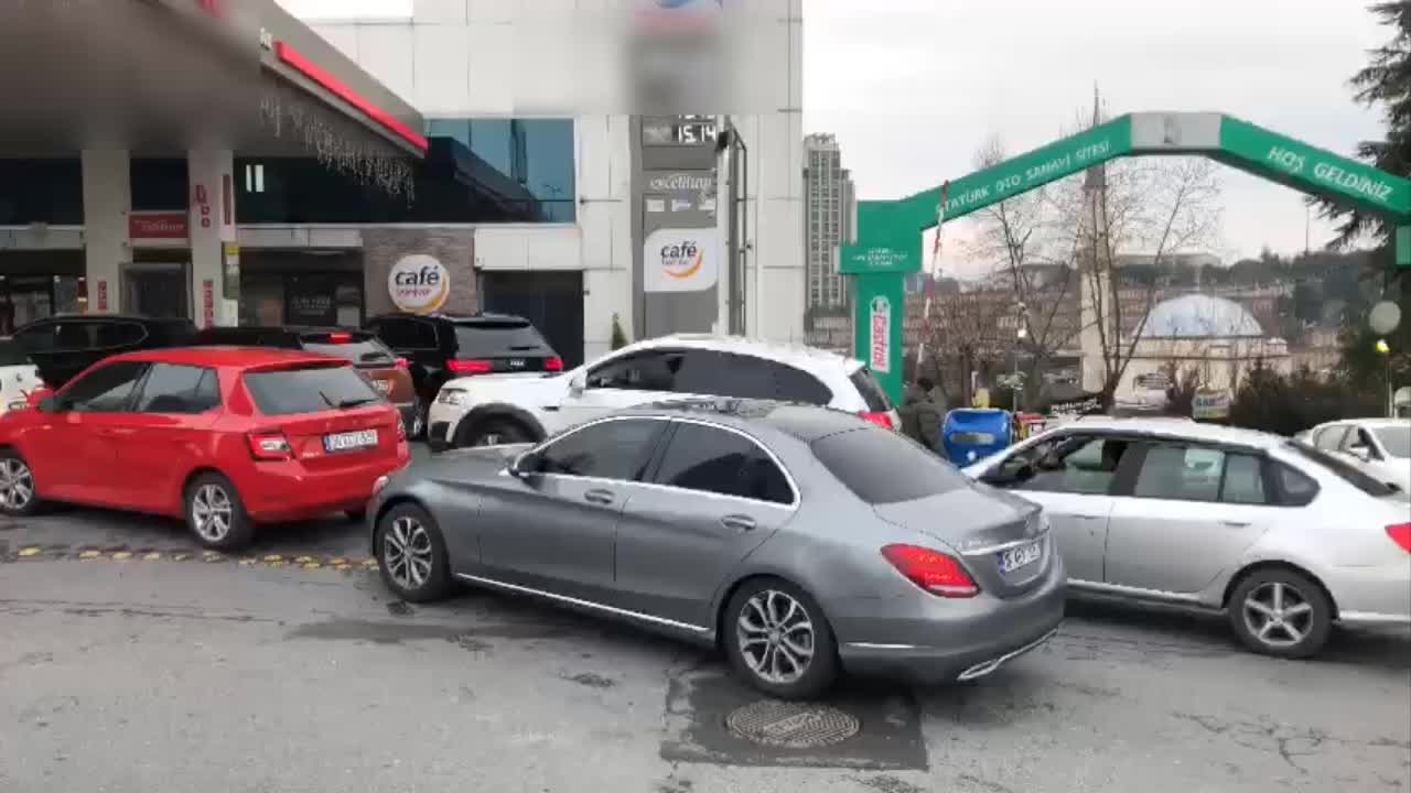 AKARYAKIT ZAMMI ÖNCESİNDE BENZİN İSTASYONLARI ÖNÜNDE KUYRUK OLUŞTU
