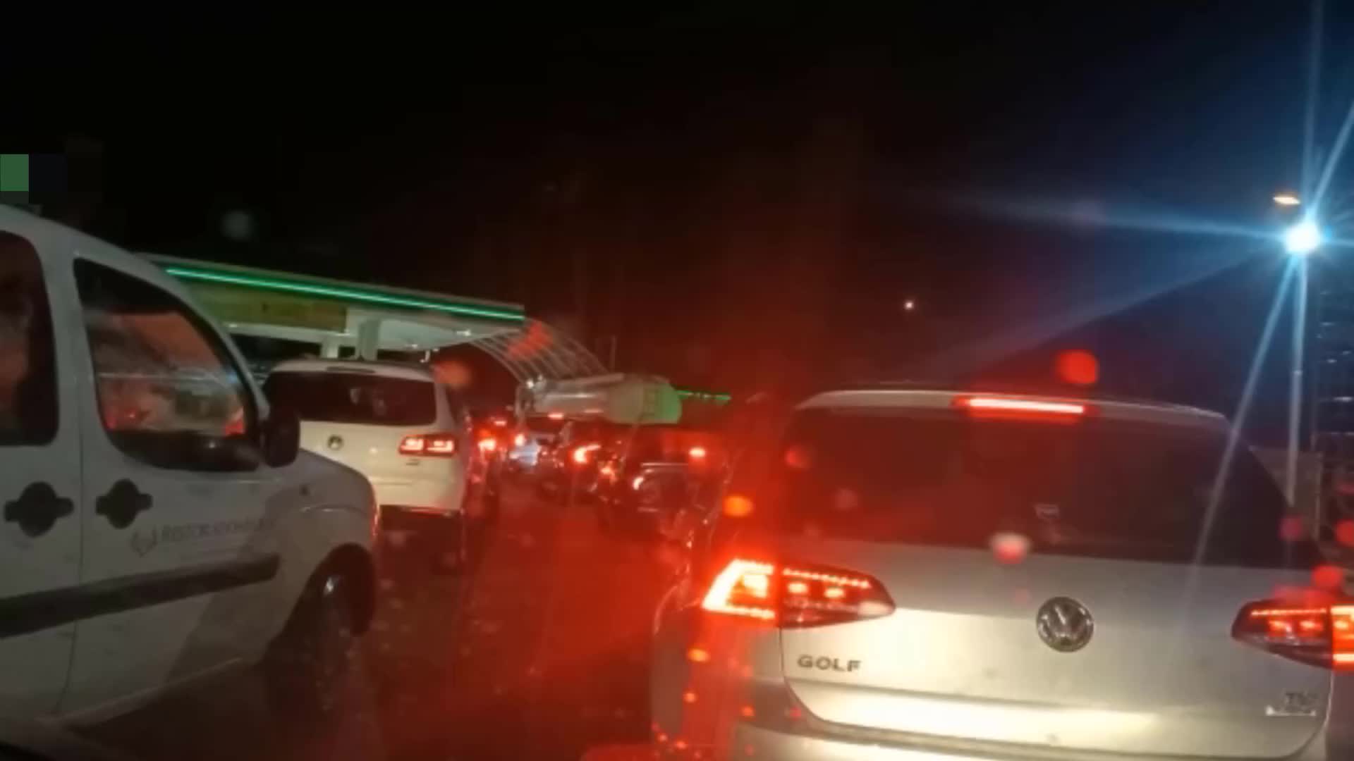 ANKARA’DA AKARYAKIT ZAMMI ÖNCESİNDE BENZİN İSTASYONLARINDA KUYRUK OLUŞTU