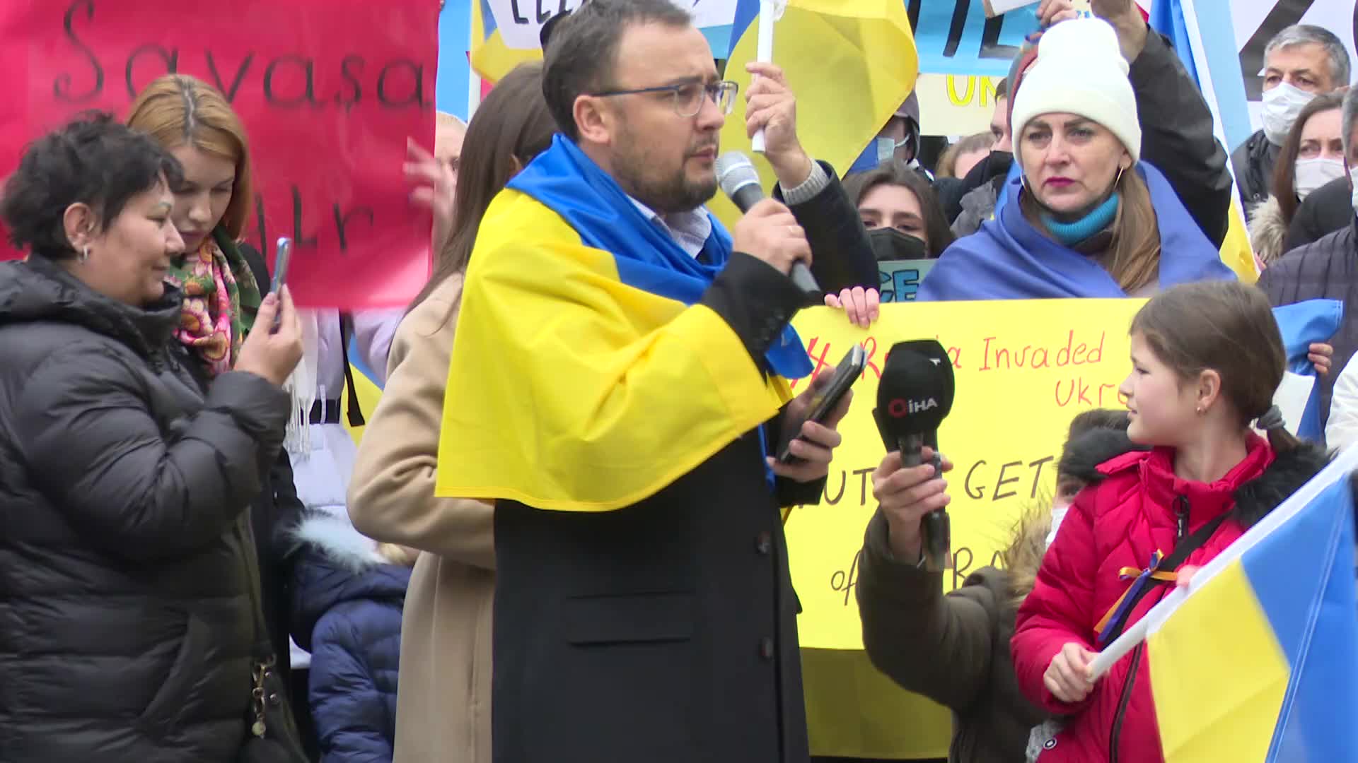 TÜRKİYE’DE YAŞAYAN UKRAYNALILAR VE KIRIM TATARLARI, ANKARA’DA RUSYA’YI PROTESTO ETTİ: “ZAYIF GÖRÜNEN MAZLUMUN KAZANDIĞI BİR SAVAŞ OLACAK BU”