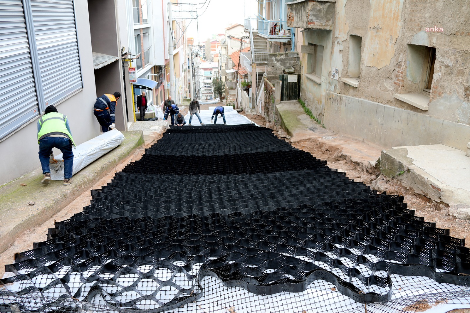 BAYRAKLI’DA CADDE VE SOKAK YENİLEME ÇALIŞMALARI HIZLANDIRILDI