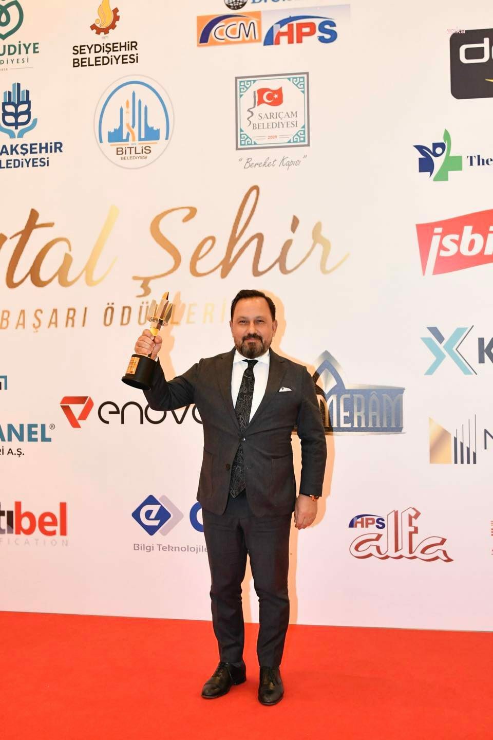 SARIÇAM BELEDİYESİ “YILIN SPOR KENT ÖDÜLÜ’NÜ” ALDI