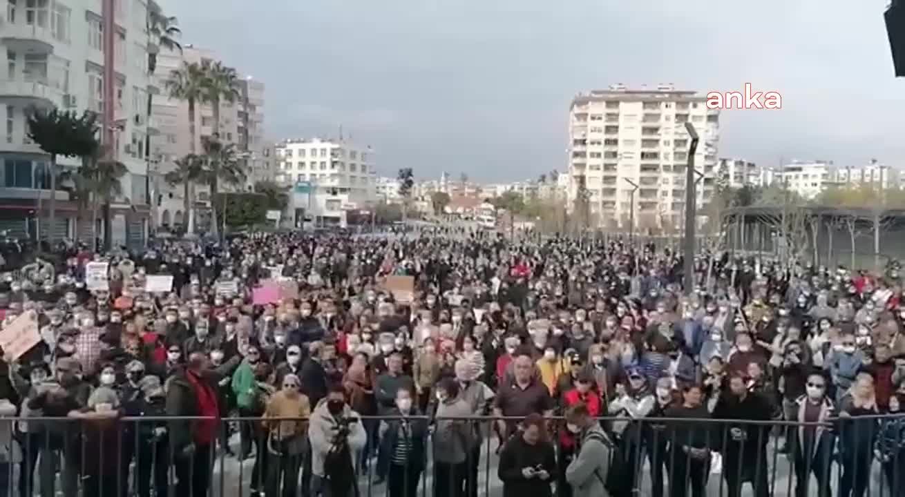 MERSİN'DE ZAMLARA HAYIR MİTİNGİ YAPILDI: "GEÇİNEMİYORUZ, ARTIK YETER"