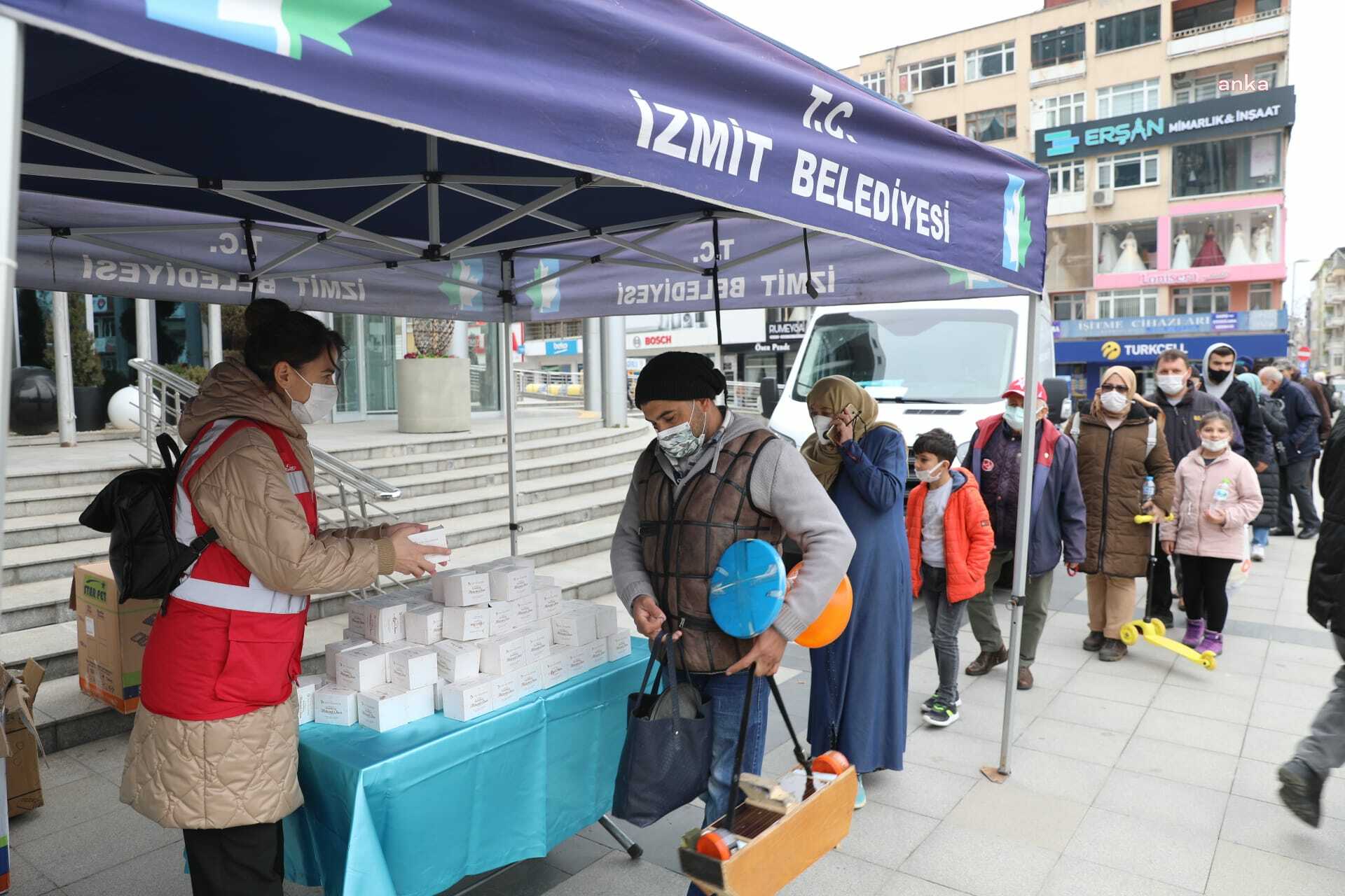 İZMİT BELEDİYESİ'NDEN VATANDAŞLARA KANDİL SİMİDİ