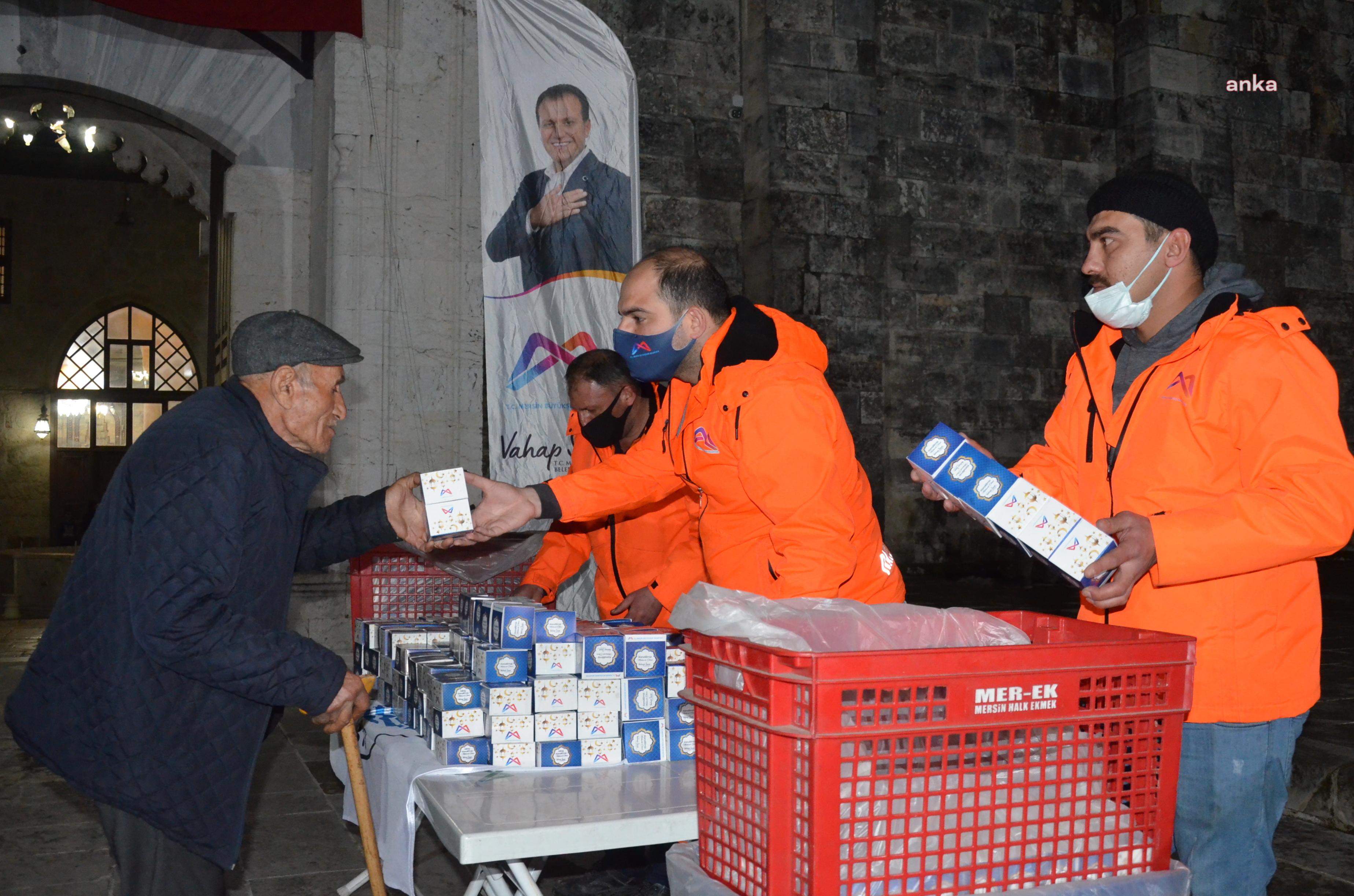 MERSİN BÜYÜKŞEHİR, MİRAÇ KANDİLİ’NDE 15 BİN ADET KANDİL SİMİDİ DAĞITTI