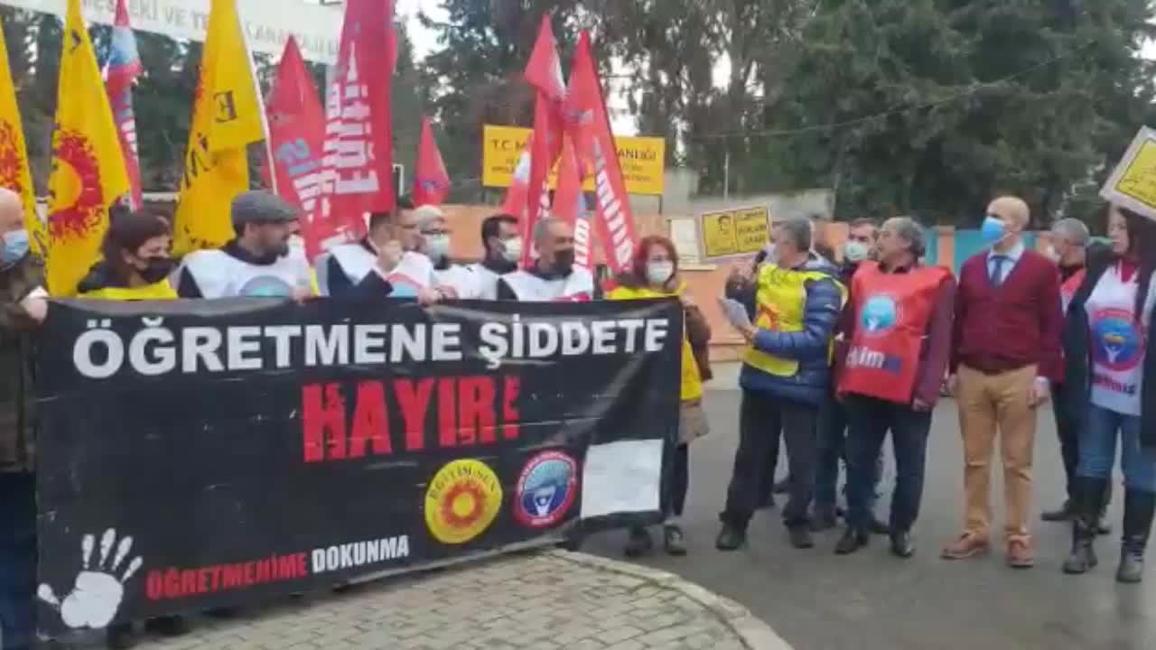 İZMİR'DE ÖĞRETMENLERDEN 'EĞİTİMDE ŞİDDET' PROTESTOSU