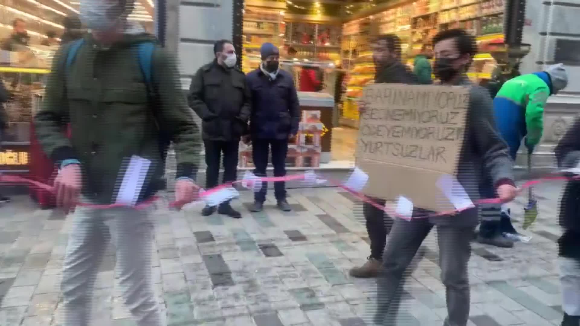 ÖĞRENCİLER, TAKSİM’DE ‘FATURA ZİNCİRİ’ OLUŞTURDU, POLİS 26 KİŞİYİ GÖZALTINA ALDI