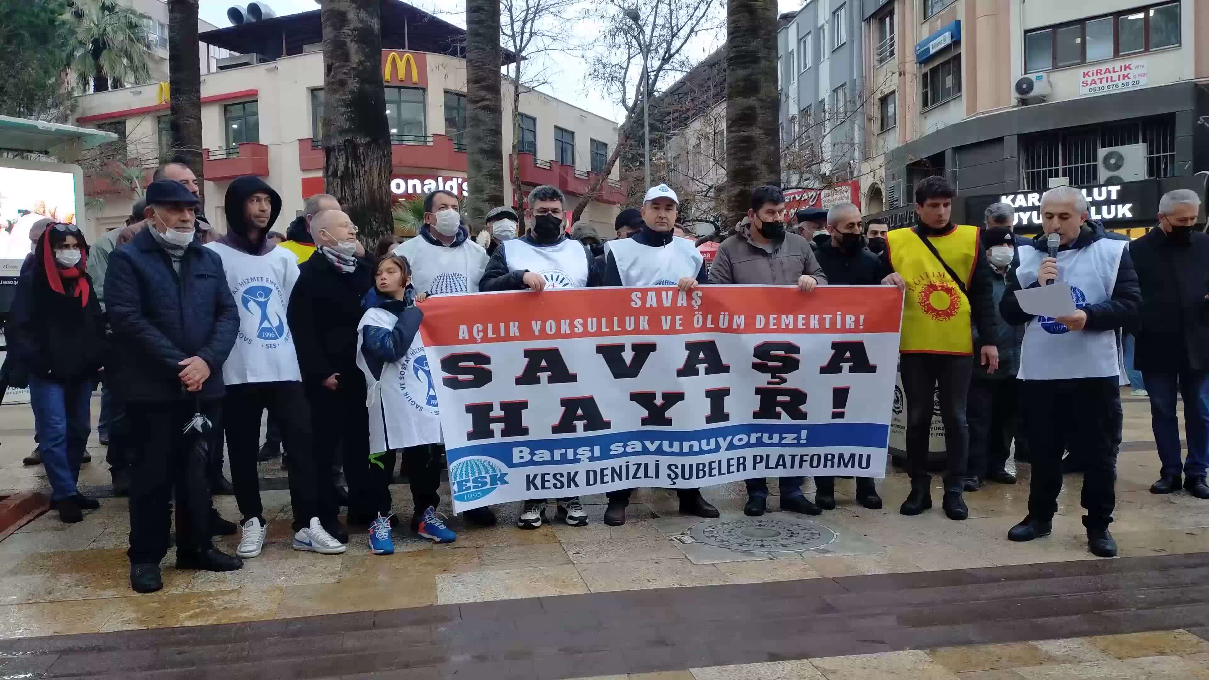 RUSYA'NIN UKRAYNA'YA SALDIRISI DENİZLİ'DE PROTESTO EDİLDİ: "BU, HALKLARIN DEĞİL KAPİTALİSTLERİN SAVAŞI"