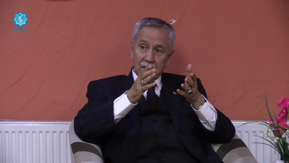 BÜLENT ARINÇ: “BİRİLERİ 'BEN EKONOMİSTİM' DİYOR, BEN DE KENDİME 'İYİ BİR HUKUKÇUYUM' DİYORUM”