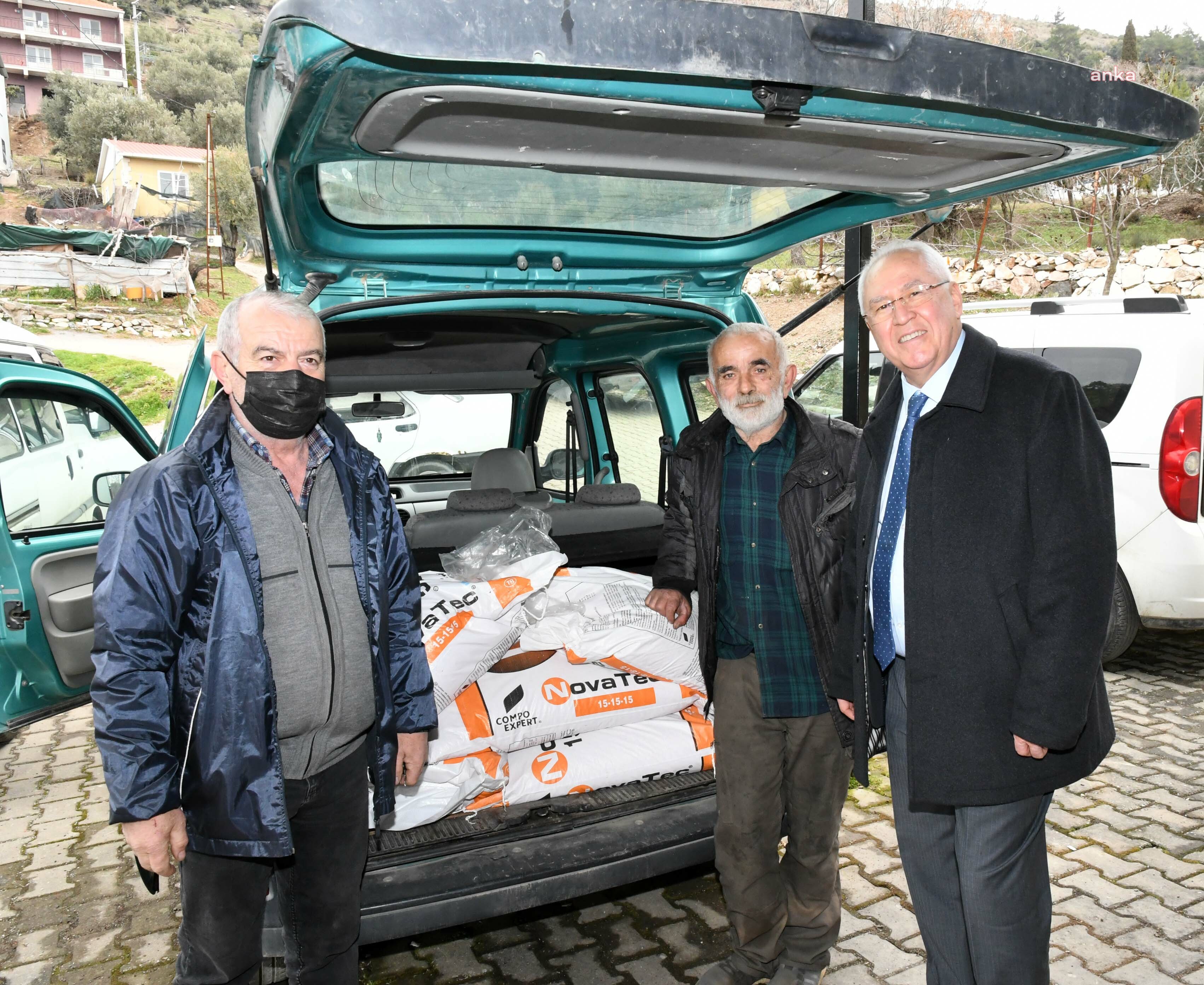 KARABAĞLAR BELEDİYESİ, ÜRETİCİYE GÜBRE DESTEĞİNİ SÜRDÜRÜYOR