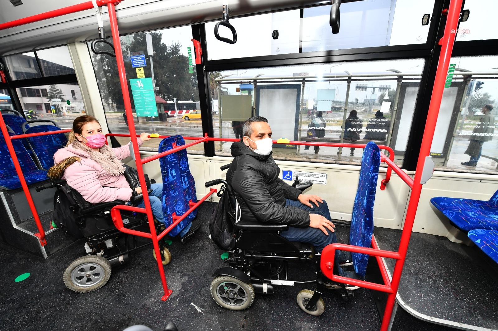 İZMİR'DE OTOBÜSLERE TEKERLEKLİ SANDALYE AYARI
