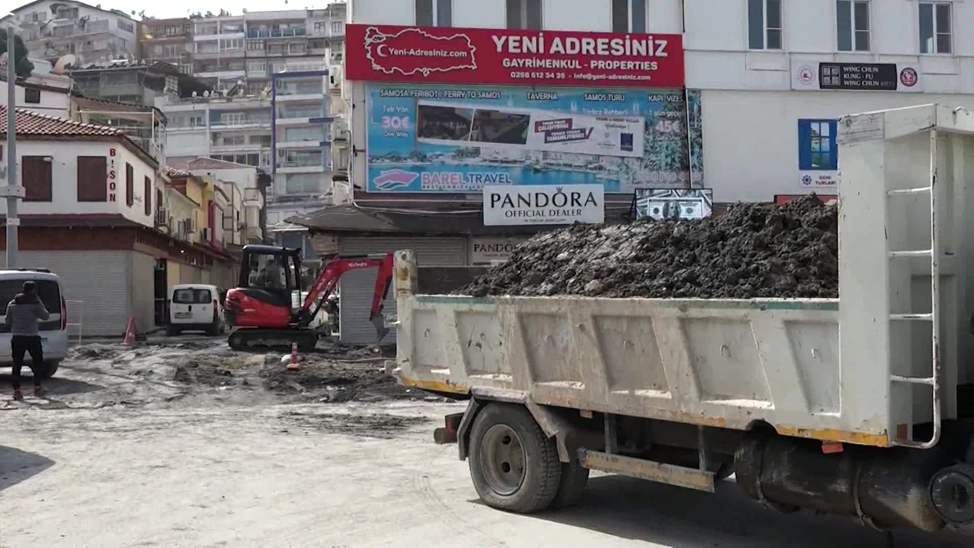 KUŞADASI'NIN TARİHİ ÇARŞILARI YENİ ÇEHRELERİNE KAVUŞUYOR