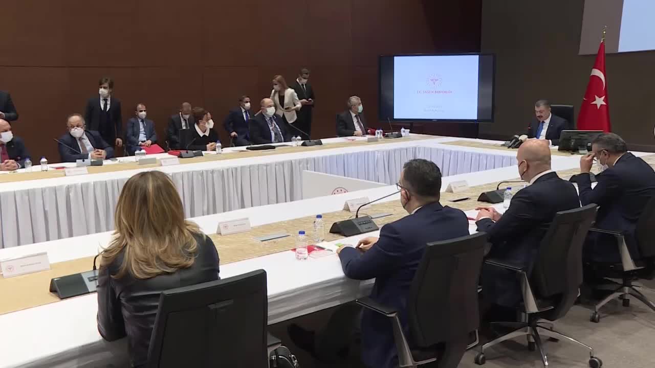 BAKAN KOCA: "AÇIK HAVADA MASKE ZORUNLULUĞU KALKTI. MÜZİK YASAĞIYLA İLGİLİ KARAR YOKTU. ONUN DA KALKACAĞI KANAATİNDEYİM"