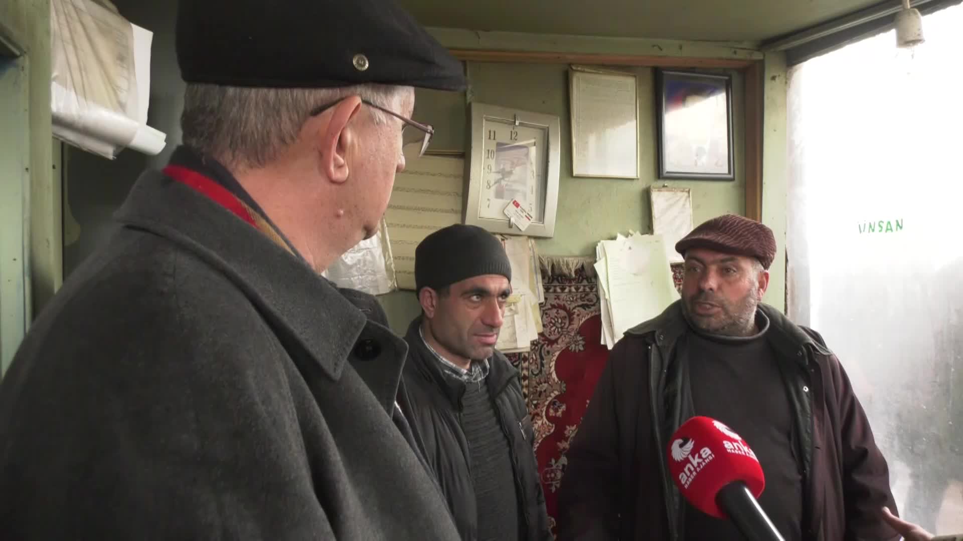 50 KURUŞA SIRTINDA YEM ÇUVALI TAŞIYAN ERZURUMLUNUN ARKADAŞI: "10 LİRA YOL PARASI VERİYOR, 20 LİRAYA DA YEMEK YİYOR. YANİ BURADAN ALACAĞI PARA 20 LİRA"