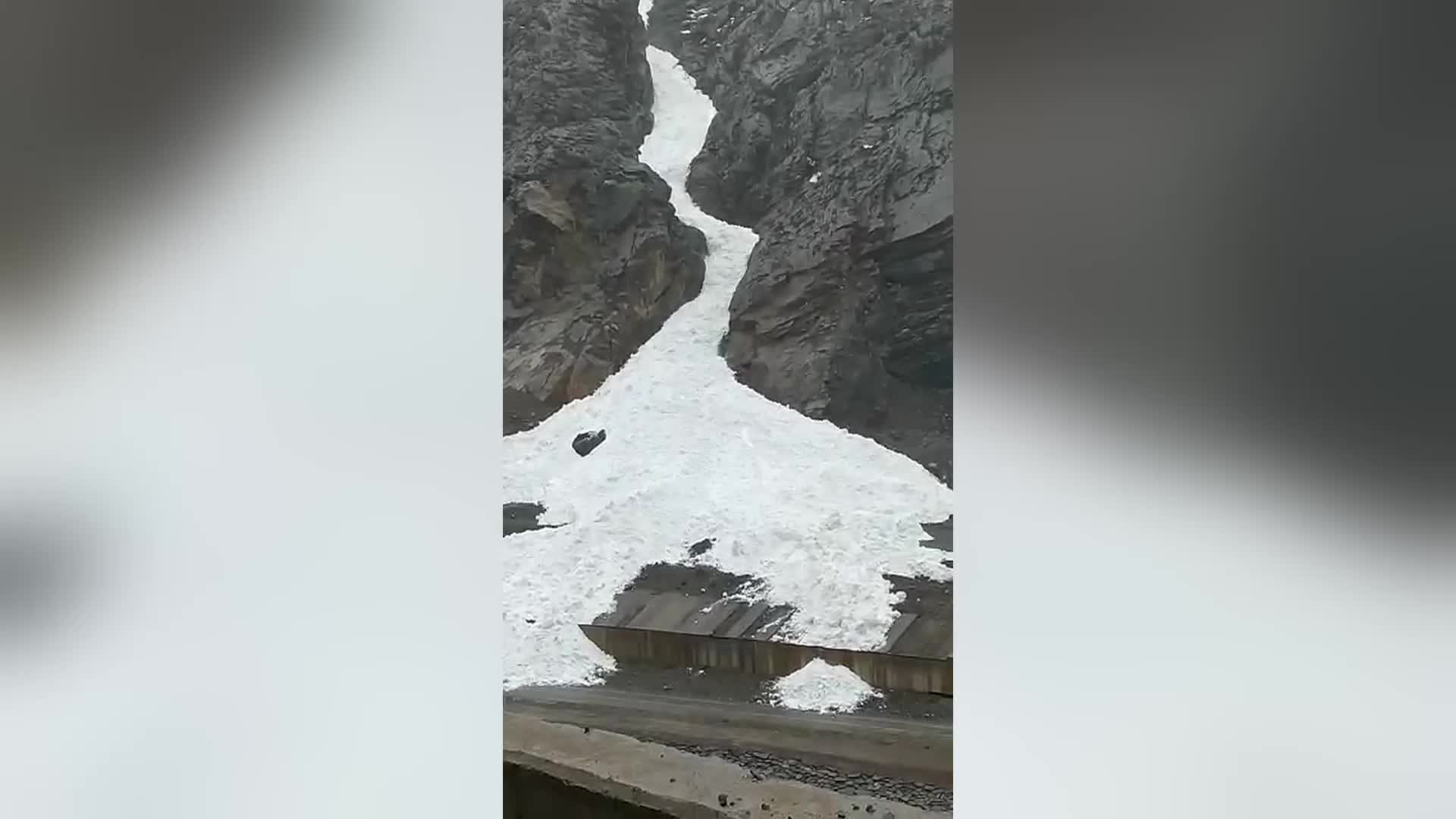 HAKKARİ-ÇUKURCA KARAYOLUNA ÇIĞ DÜŞTÜ