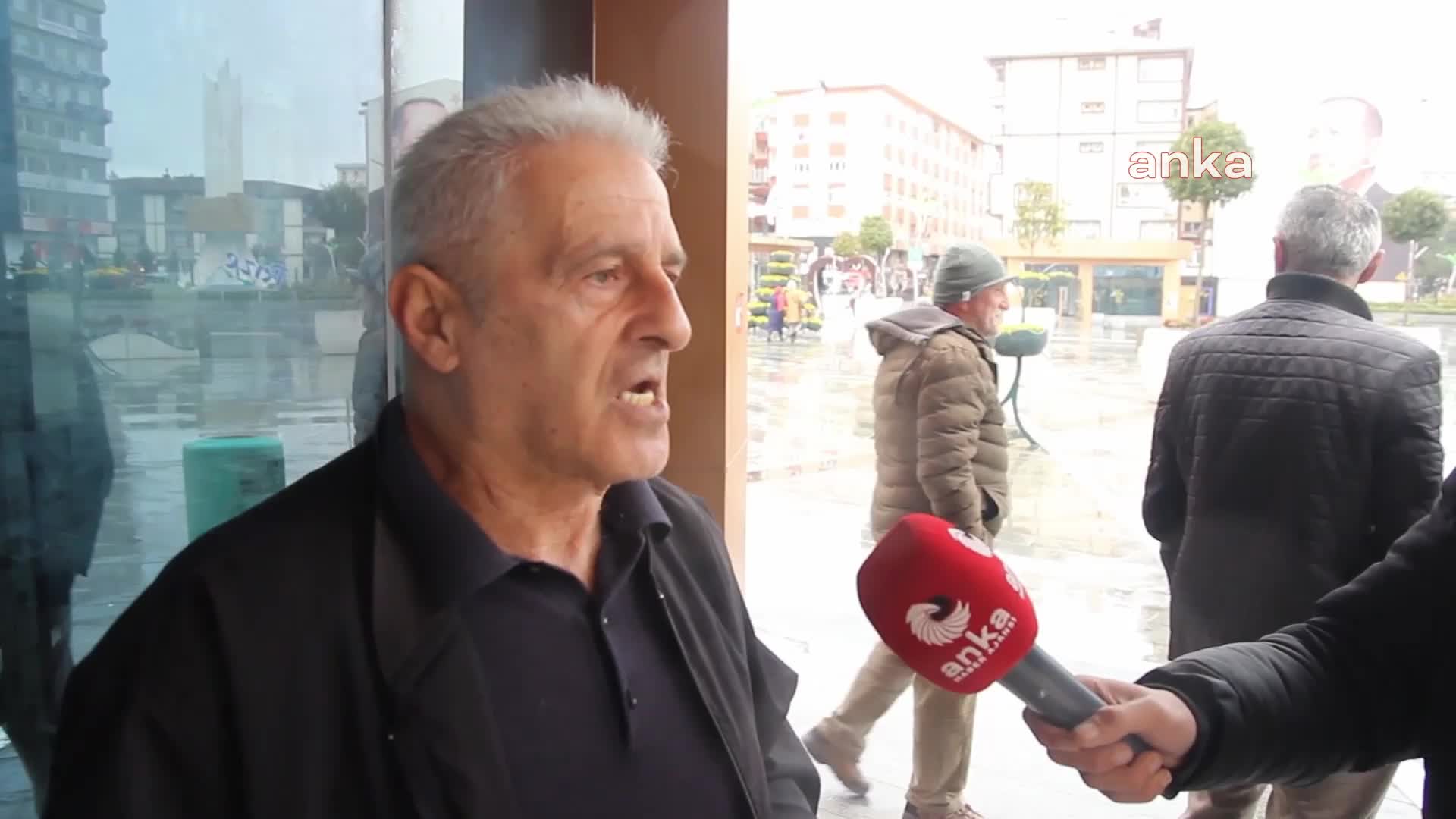 RİZELİ VATANDAŞ MASKE YASAĞININ KALKMASINA TEPKİLİ: "BEN TAKMAYA DEVAM EDECEĞİM, TIP NE DİYORSA O"