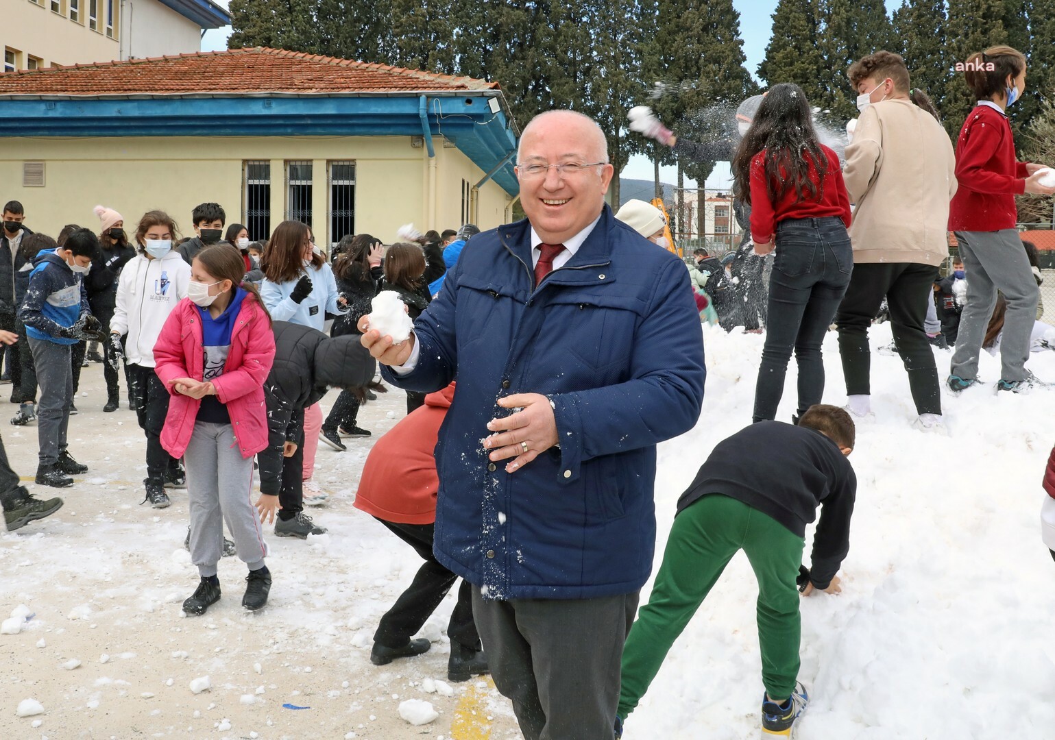 MENTEŞE BELEDİYESİ’DEN ÇOCUKLARA KAR SÜRPRİZİ