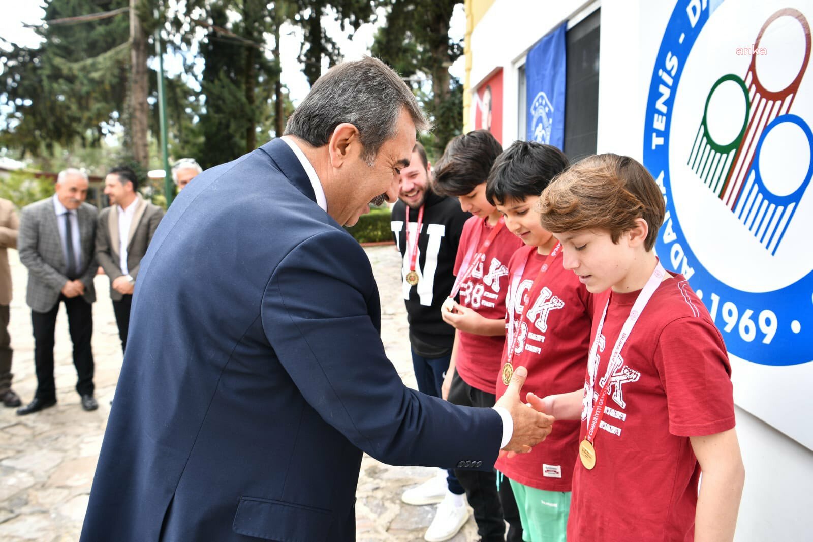 ŞAMPİYONLAR MADALYALARINI ÇUKUROVA BELEDİYE BAŞKANI ÇETİN’DEN ALDILAR