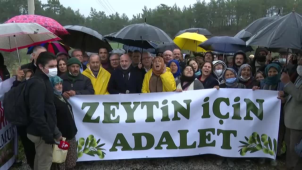 CHP’Lİ ÖZTUNÇ, ZEYTİNLİKLERİ MADENCİLİĞE AÇAN YÖNETMELİĞİ İKİZKÖYLÜLERLE BİRLİKTE PROTESTO ETTİ: “AKBELEN’DE KIVILCIMI ATEŞLİYORUZ, GERİ ADIM ATILMAZSA MİLYONLARLA MİTİNG YAPARIZ”