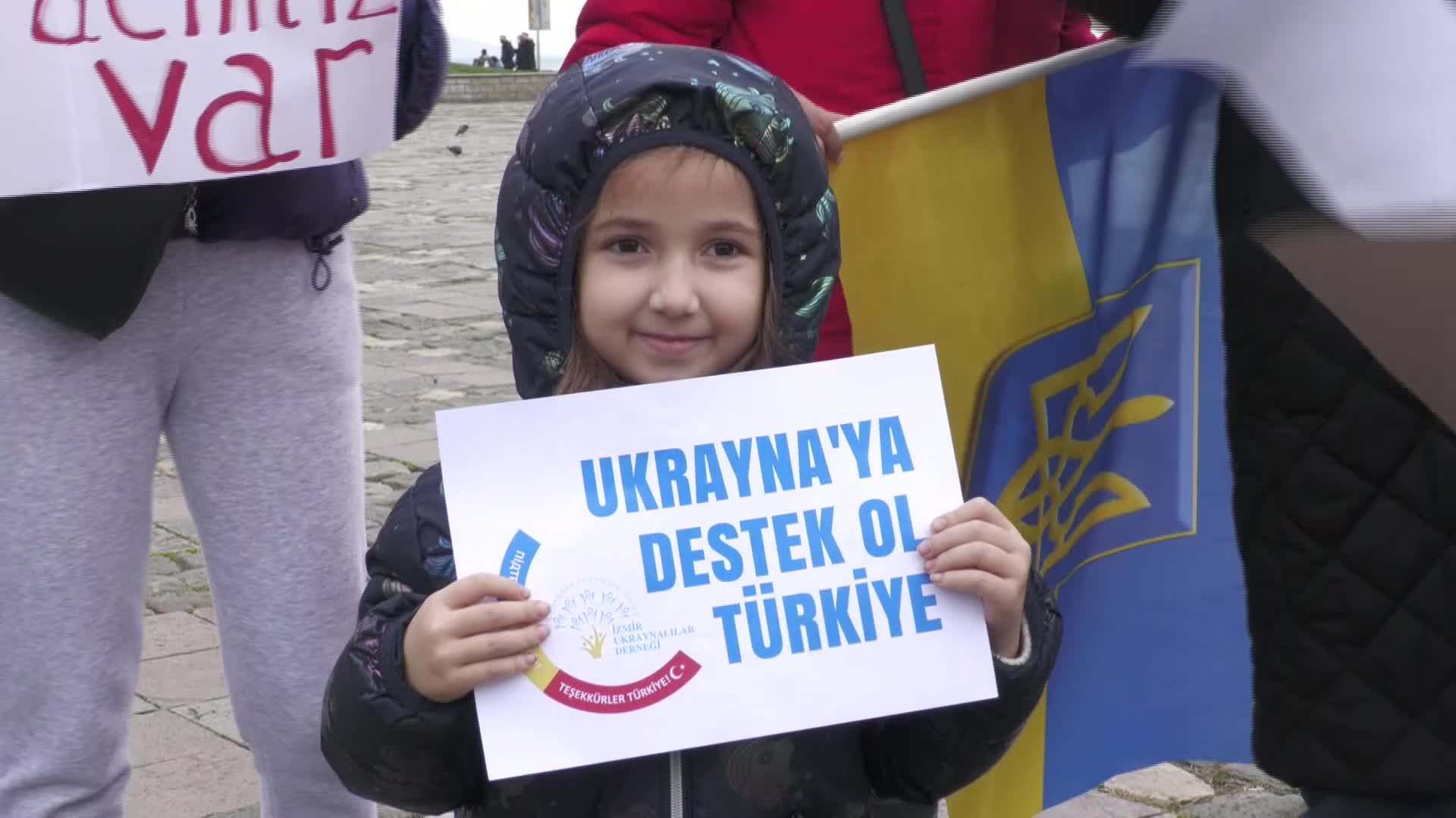 İZMİR'DEKİ UKRAYNALILARDAN 'RUSYA' PROTESTOSU: "DÜNYA BUNA NE ZAMAN DUR DİYECEK"