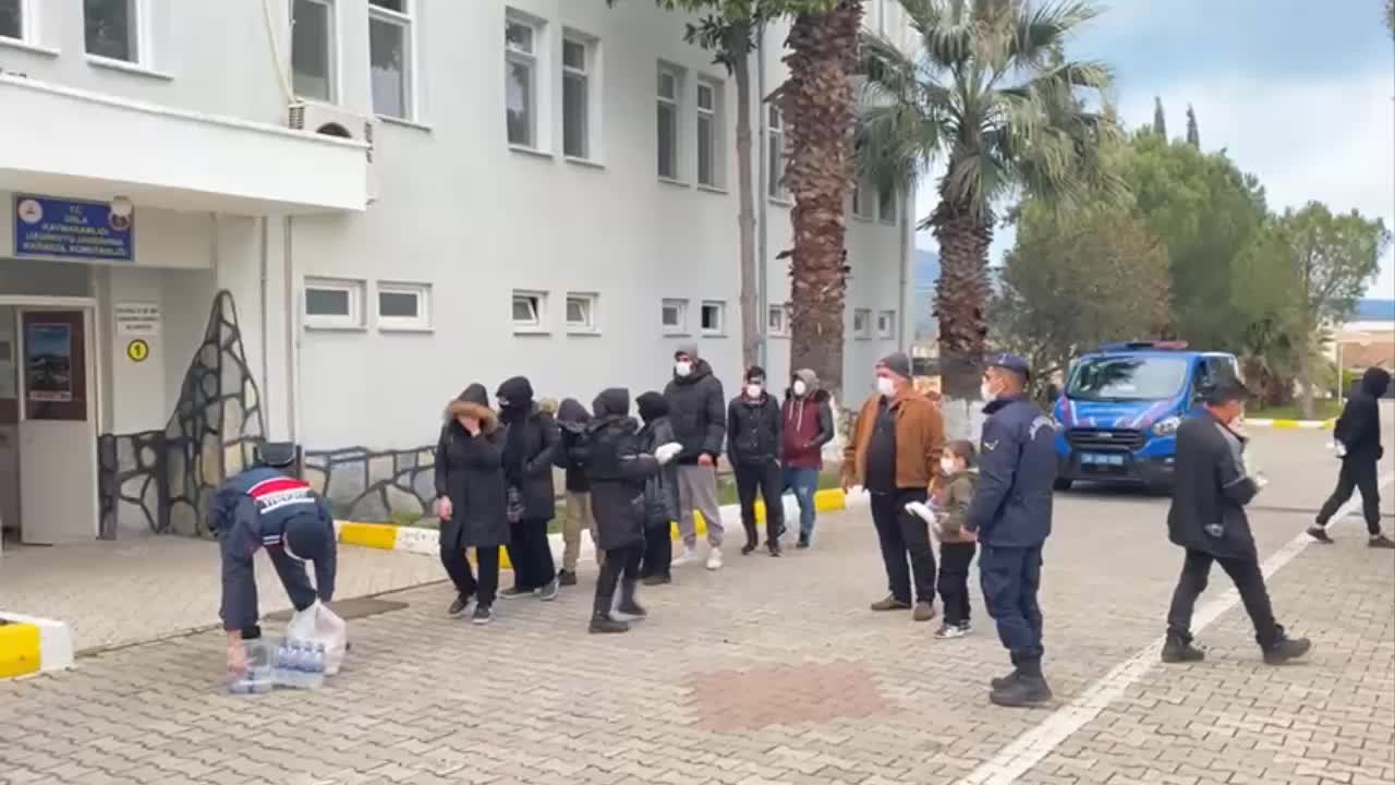 URLA'DA İKİ KAMYON DURDURULDU: 152 DÜZENSİZ GÖÇMEN YAKALANDI