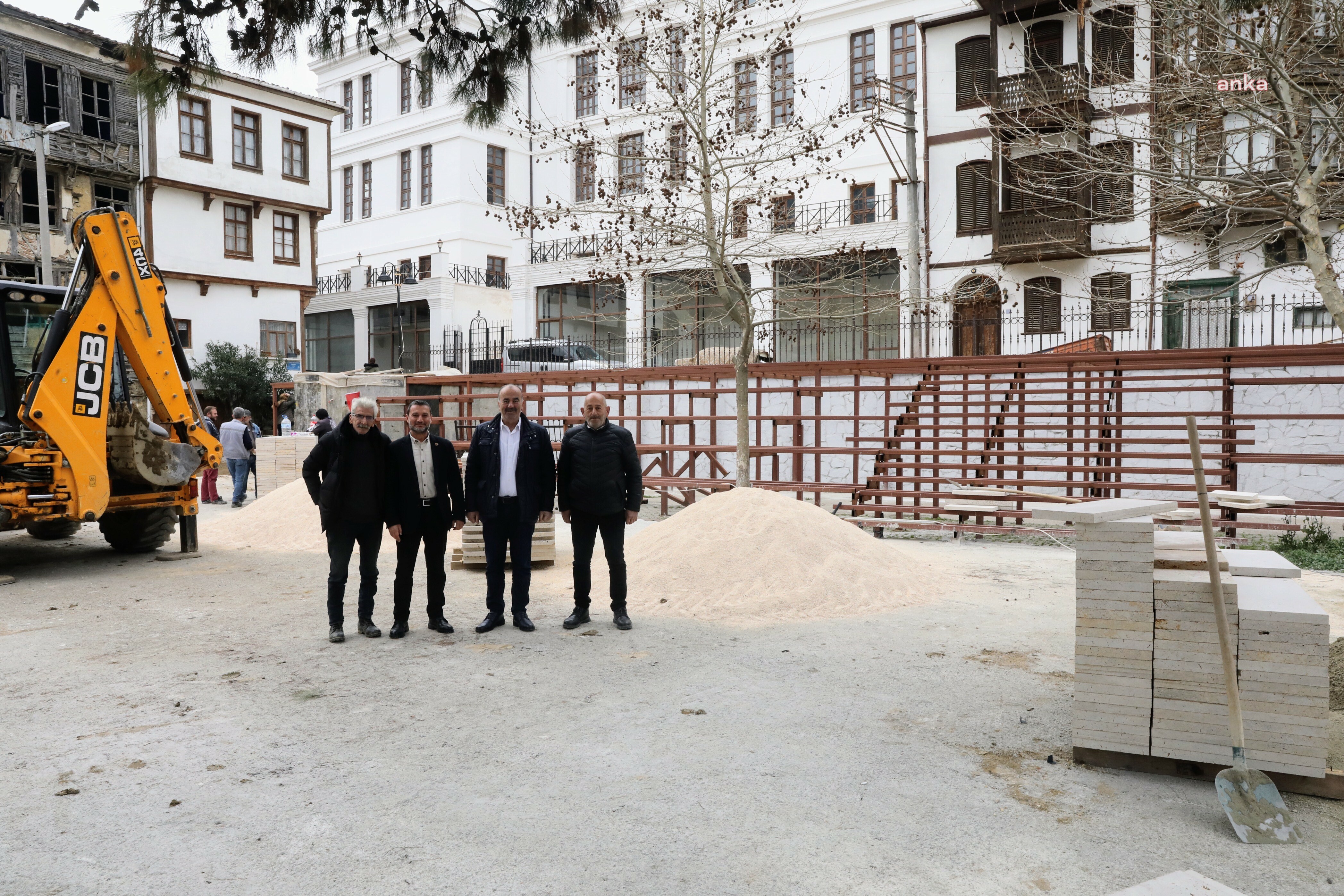TİRİLYE'DEKİ TAŞ MEKTEP, AVLUSUNA KAVUŞUYOR
