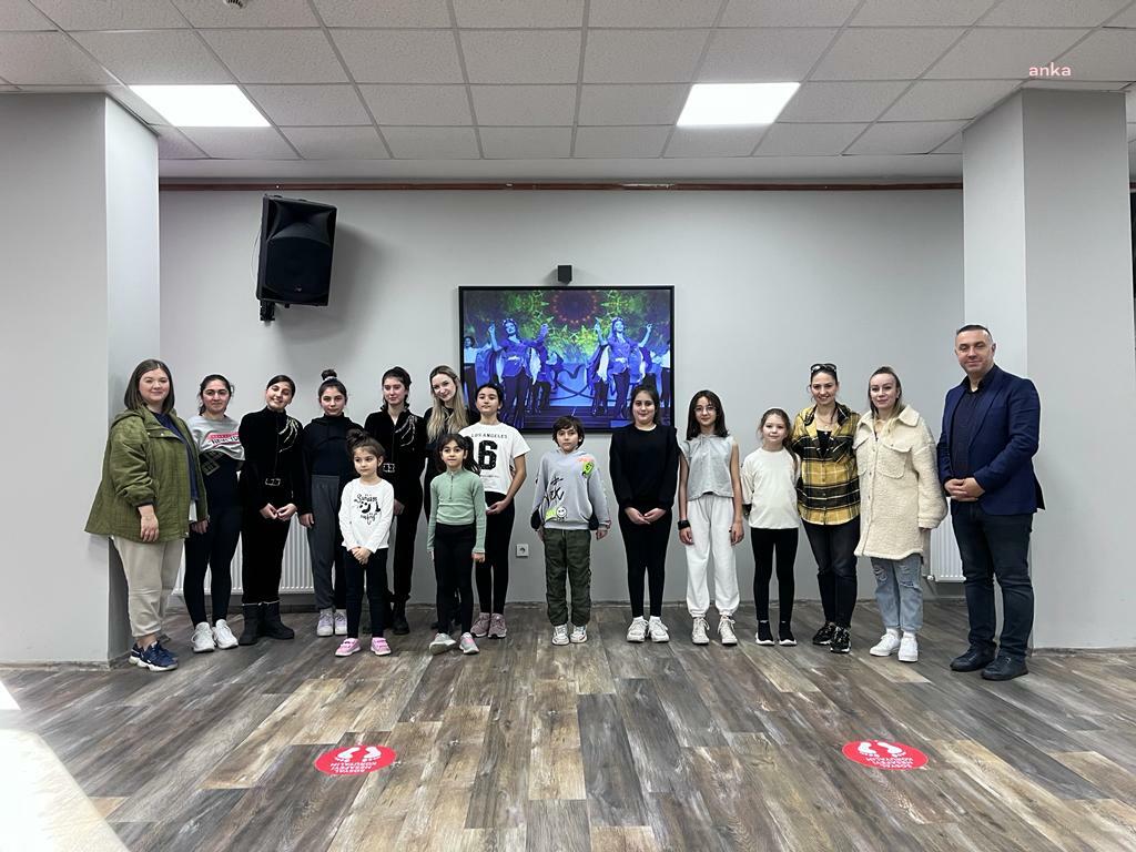 İZMİT SANAT AKADEMİSİ’NDEN SPORCULARA DESTEK