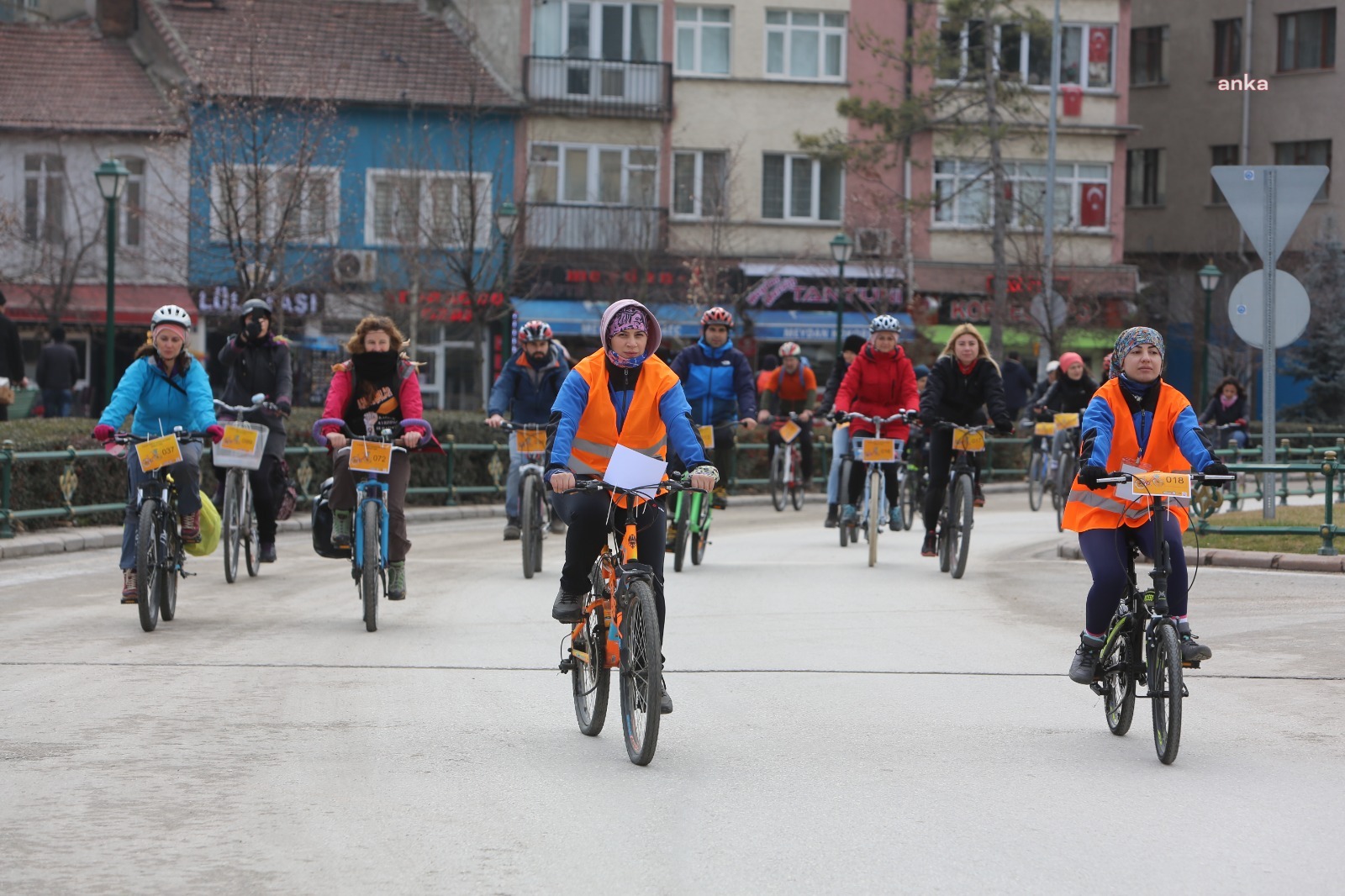 ESKİŞEHİRLİLER DÜNYA EMEKÇİ KADINLAR GÜNÜ İÇİN BİSİKLET SÜRDÜ