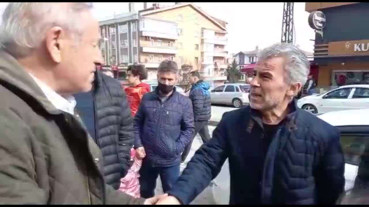 ANKARA’DA YAĞ KUYRUĞUNDA BEKLEYEN YURTTAŞ: "70'LERDE BİLE EKMEK KUYRUĞU BEKLEMEDİM"