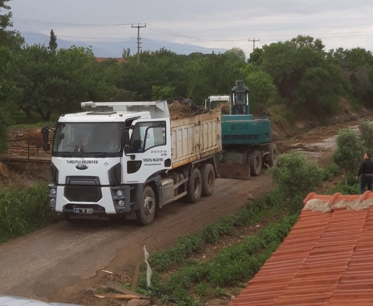 TURGUTLU'DA SULAMA KANALLARINDA TEMİZLİK ÇALIŞMASI GERÇEKLEŞTİRİLDİ