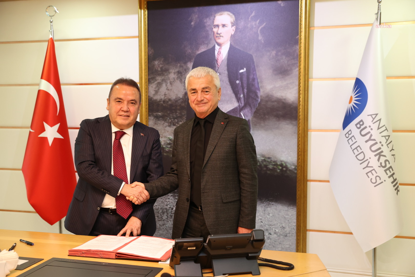 FİNİKE CUMHURİYET MEYDANI İÇİN İMZALAR ATILDI