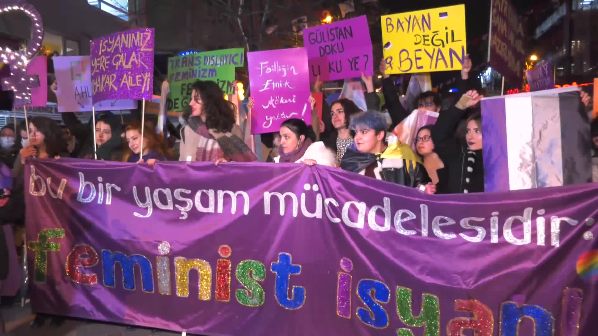 ANKARA'DA "FEMİNİST GECE YÜRÜYÜŞÜ": "BİZ İSTİYORUZ Kİ SAVAŞIN, SÖMÜRÜRÜN, ERKEK ŞİDDETİNİN OLMADIĞI BİR DÜNYADA YAŞAYALIM"