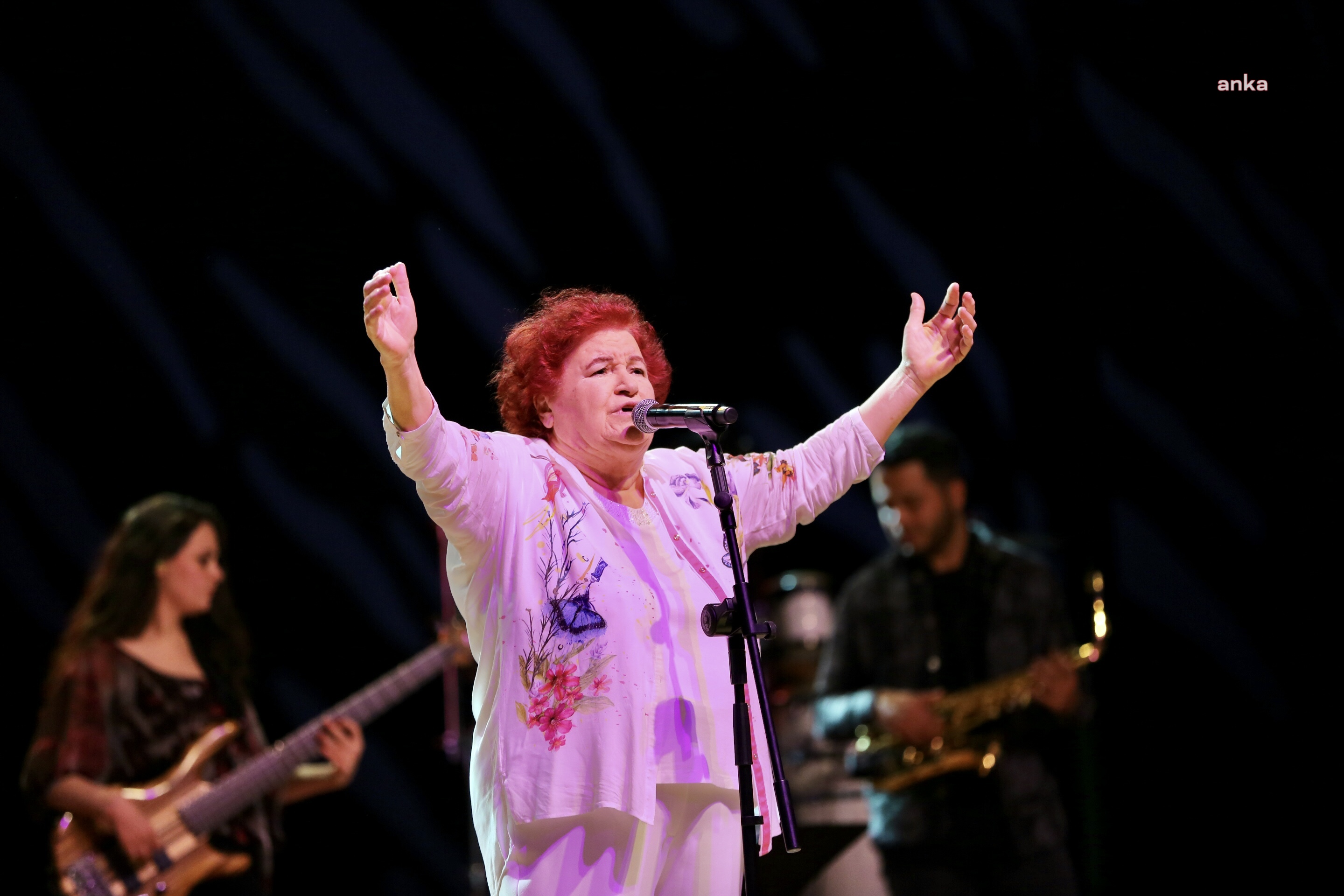 SELDA BAĞCAN, 8 MART’I 50. SANAT YILINDA KÜÇÜKÇEKMECELİ KADINLARLA KUTLADI