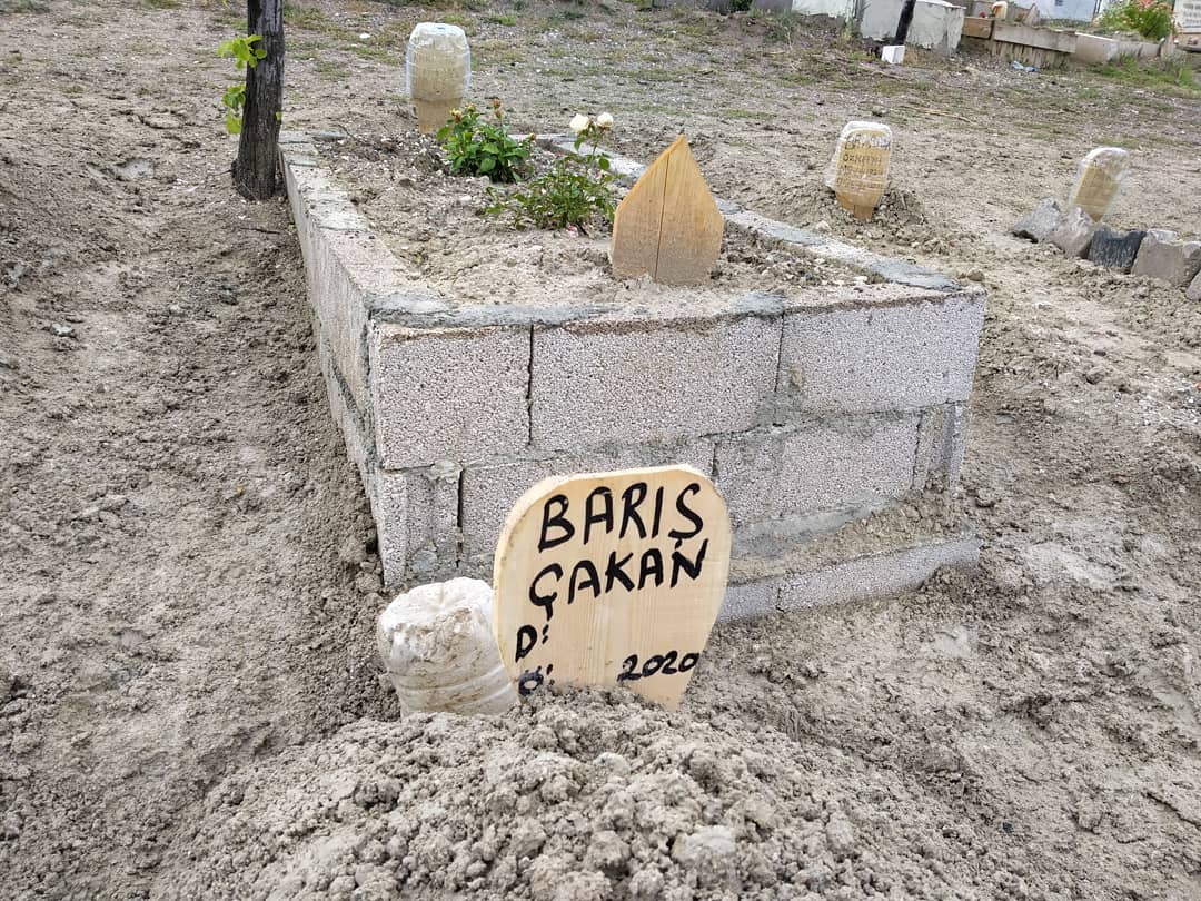 BIÇAKLANARAK ÖLDÜRÜLEN BARIŞ ÇAKAN DEFNEDİLDİ