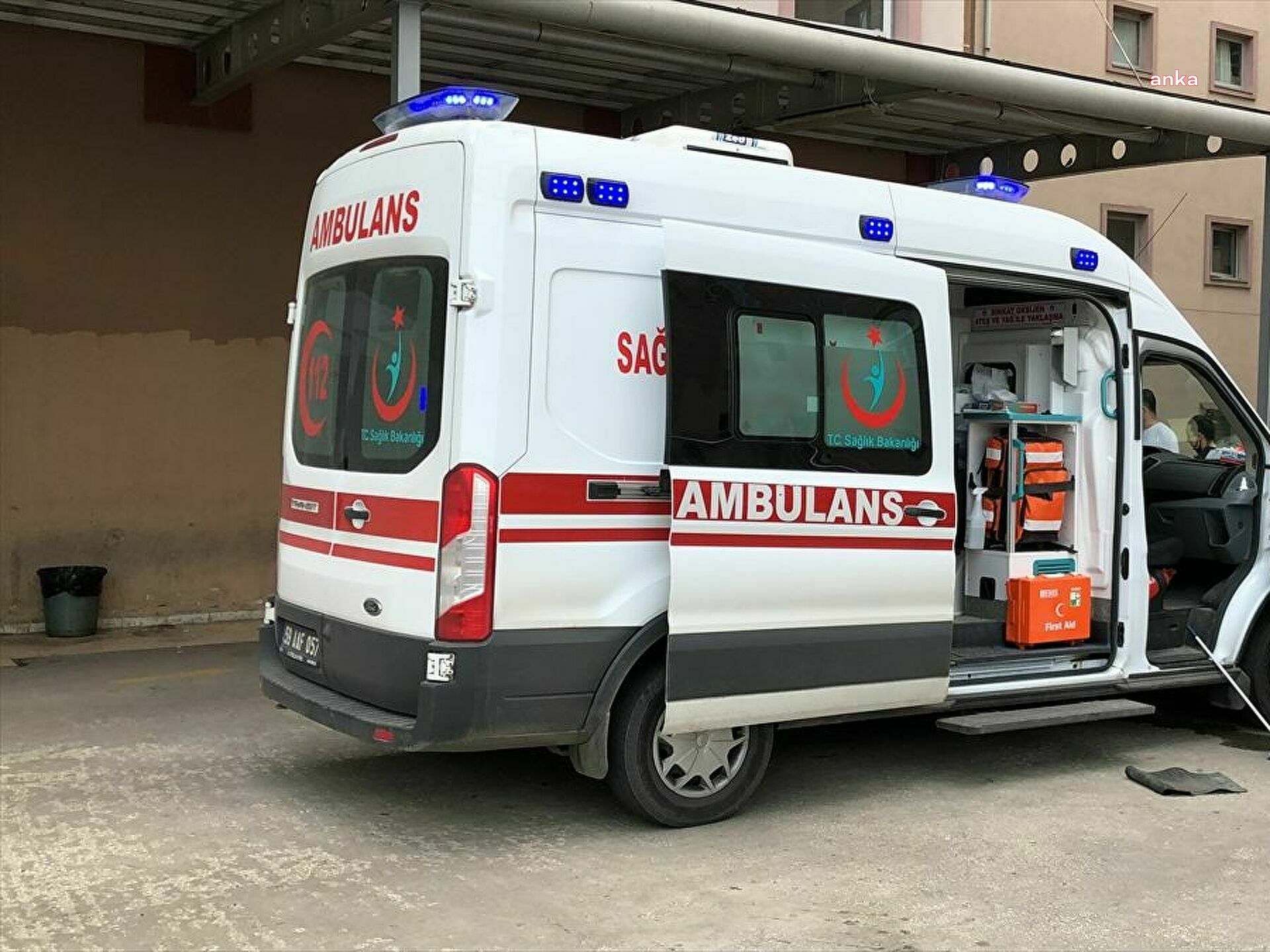 RUHSATSIZ TABANCASINI TEMİZLERKEN KIZINI VE YEĞENİNİ YARALADI