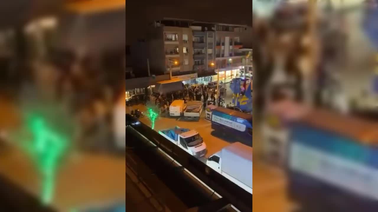İZMİR'DE AKARYAKIT İSTASYONU ÖNÜNDE 'ZAM' PROTESTOSU