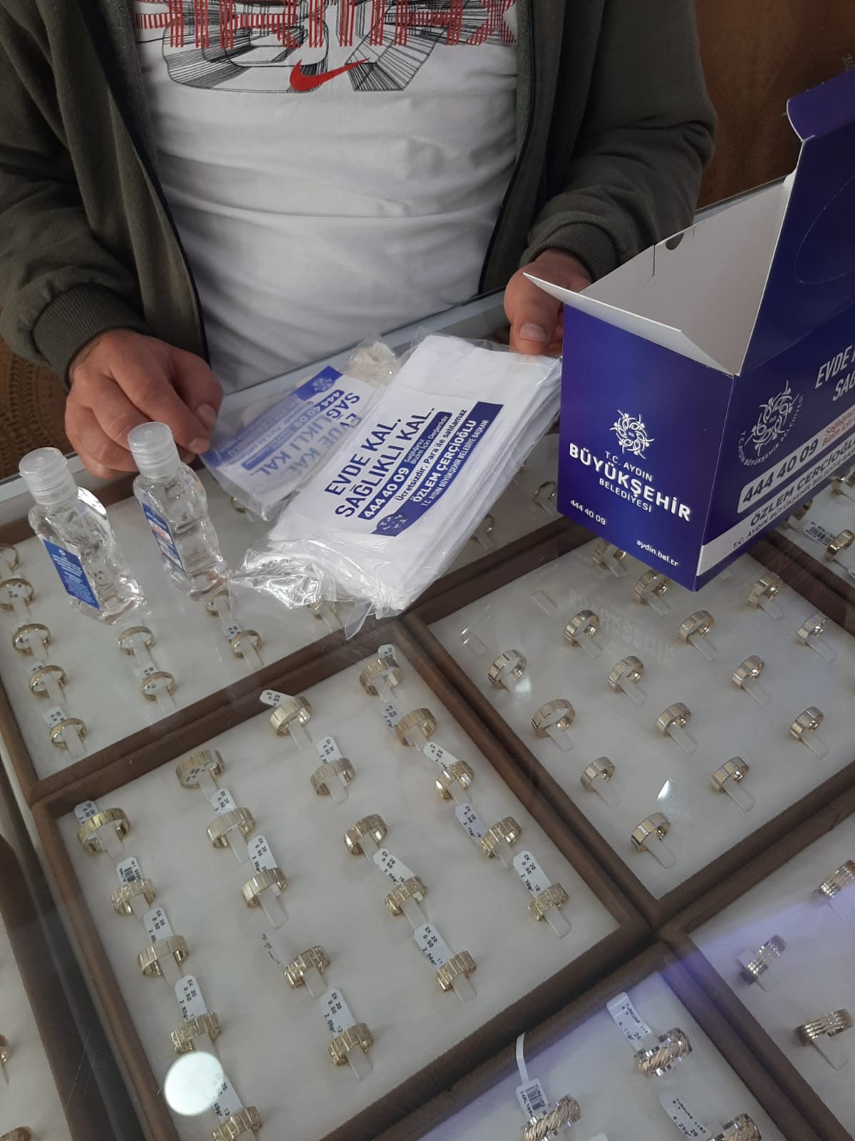 AYDIN BÜYÜKŞEHİR, KOÇARLI'DA DA MASKE, ELDİVEN VE DEZENFEKTAN DAĞITIYOR