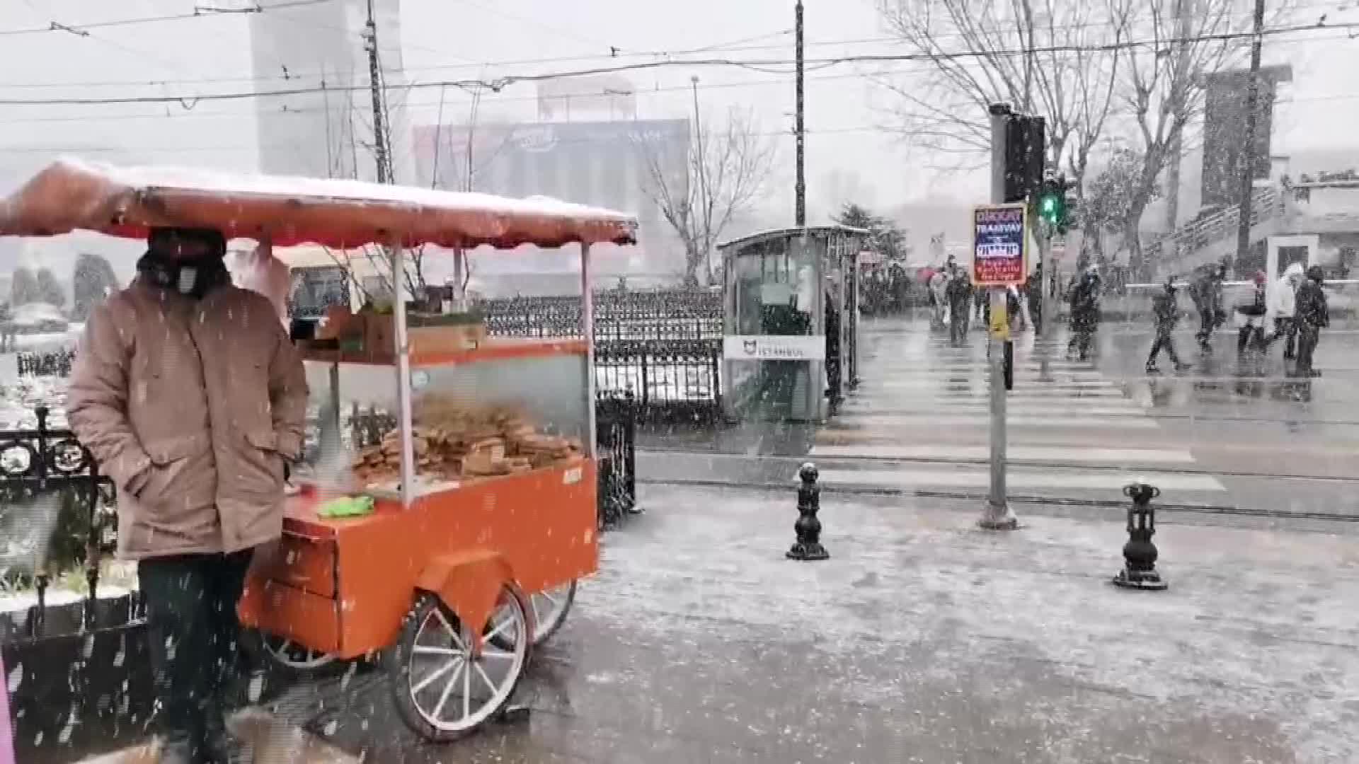 İSTANBUL'DA KAR YAĞIŞI BAŞLADI