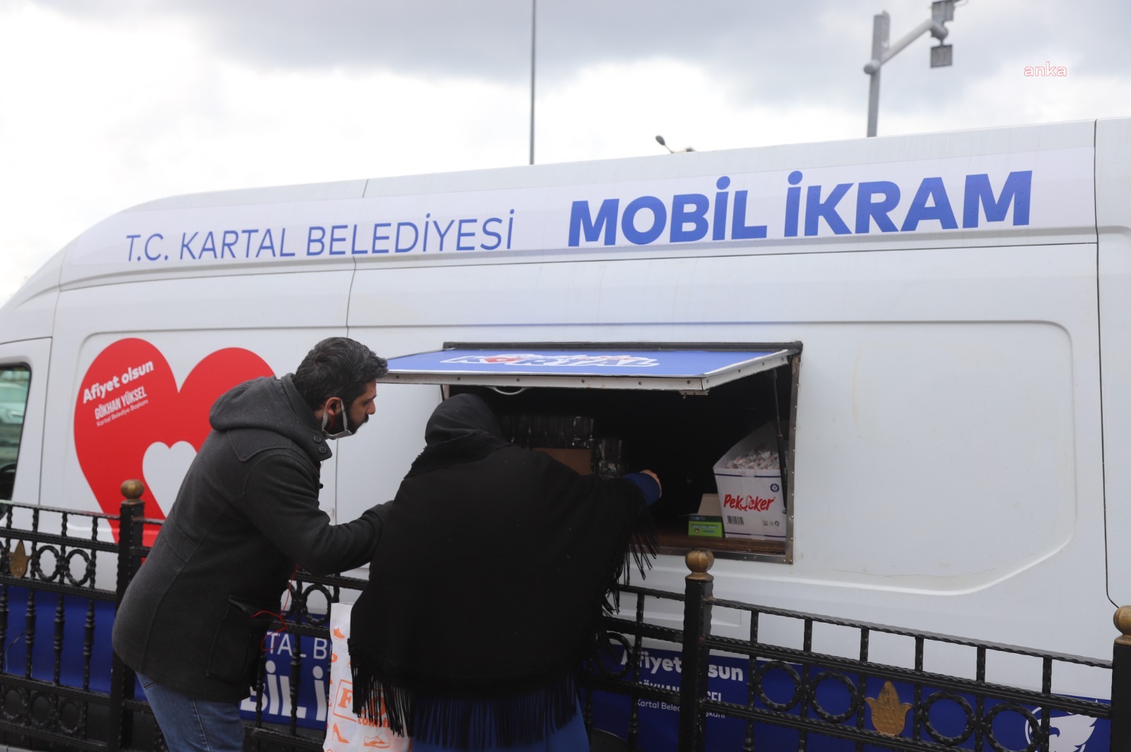 KARTALLILARIN, SOĞUK HAVADA SICAK ÇORBA VE ÇAY İKRAMI ‘MOBİL İKRAM ARACI’NDAN