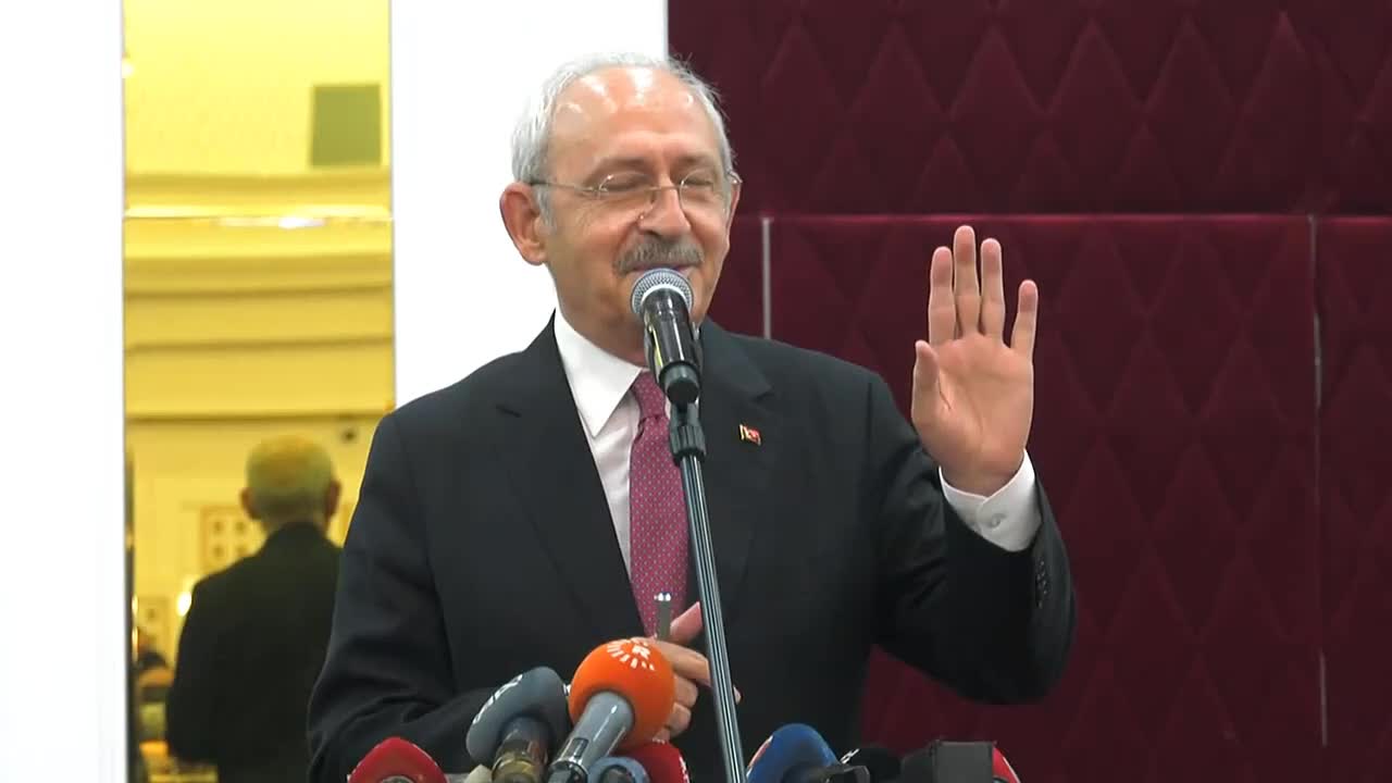KILIÇDAROĞLU, HASENAN AŞİRETİ'NİN LİDERİ ABDULLAH ATİK’E CHP ROZETİ TAKTI: "YOLA ÇIKTIM, TÜRKİYE’Yİ BARIŞTIRACAĞIM"