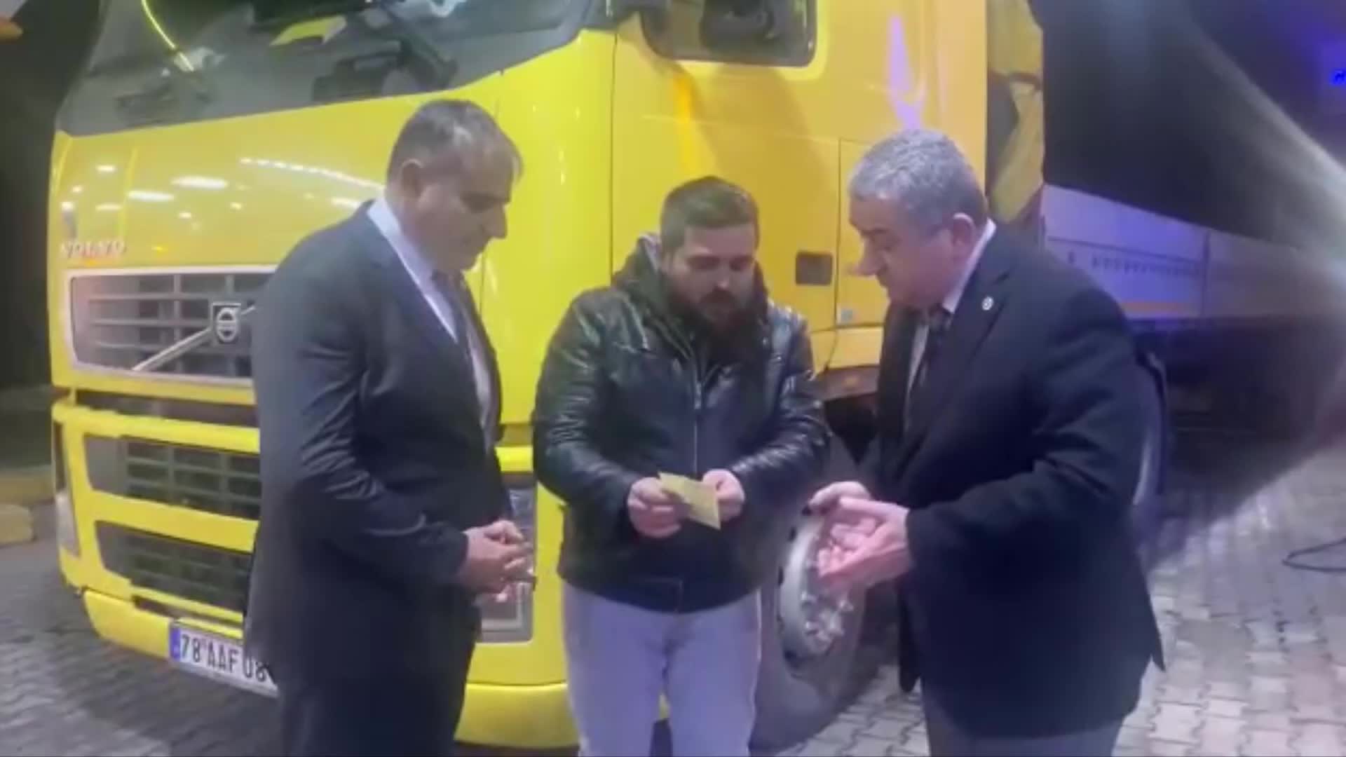 KAMYONCULAR CHP EKONOMİ MASASI'NA DERT YANDI: "MECBURİYETTEN GİDİP GELİYORUZ. ÇARK DÖNMÜYOR"