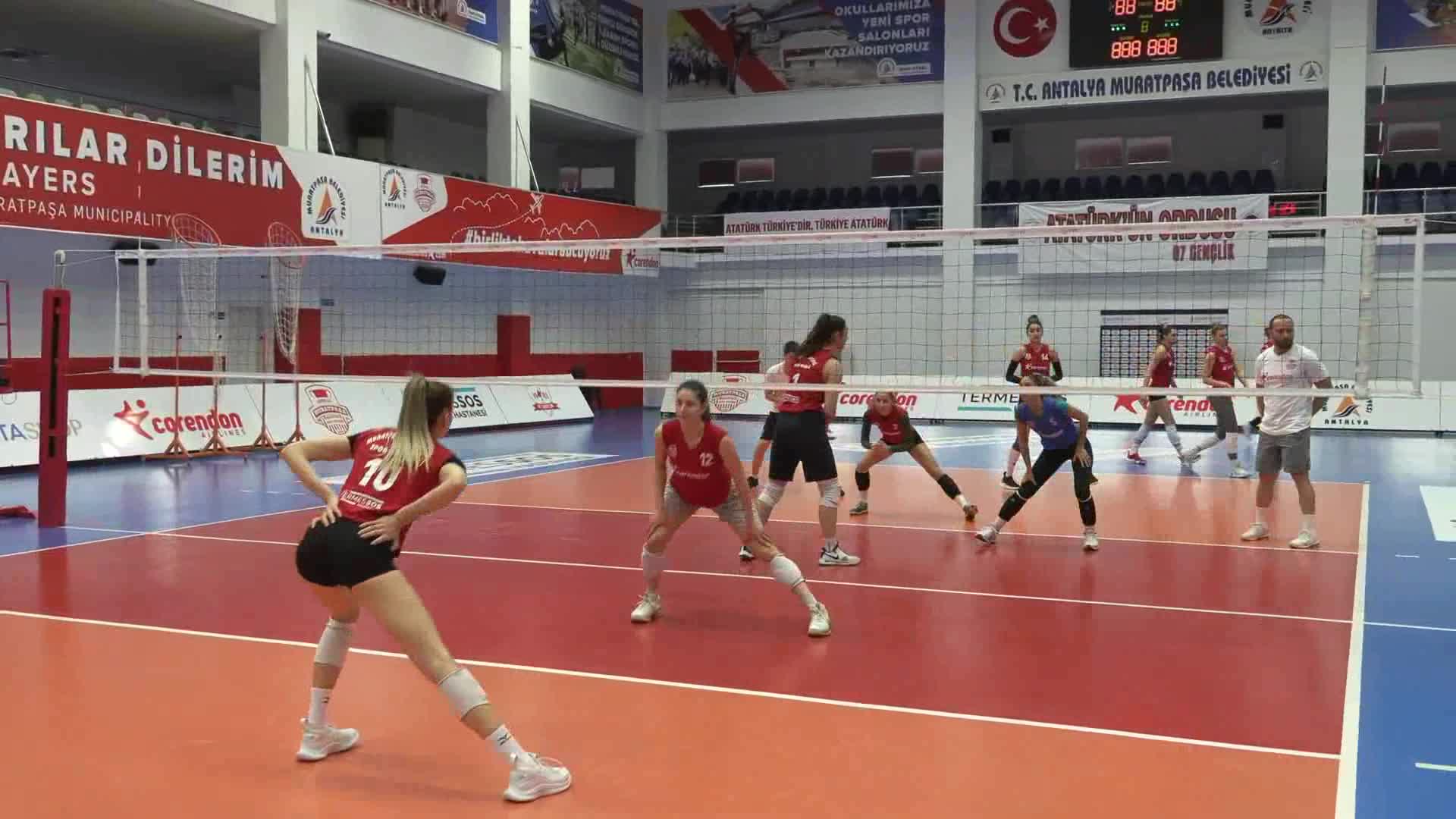MURATPAŞA’NIN SULTANLARI ŞAMPİYONLUĞU PASTA KESEREK KUTLADI