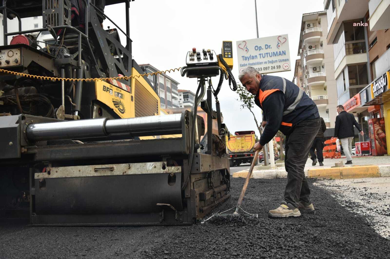 TORBALI'DA ASFALT SEFERBERLİĞİ SÜRÜYOR