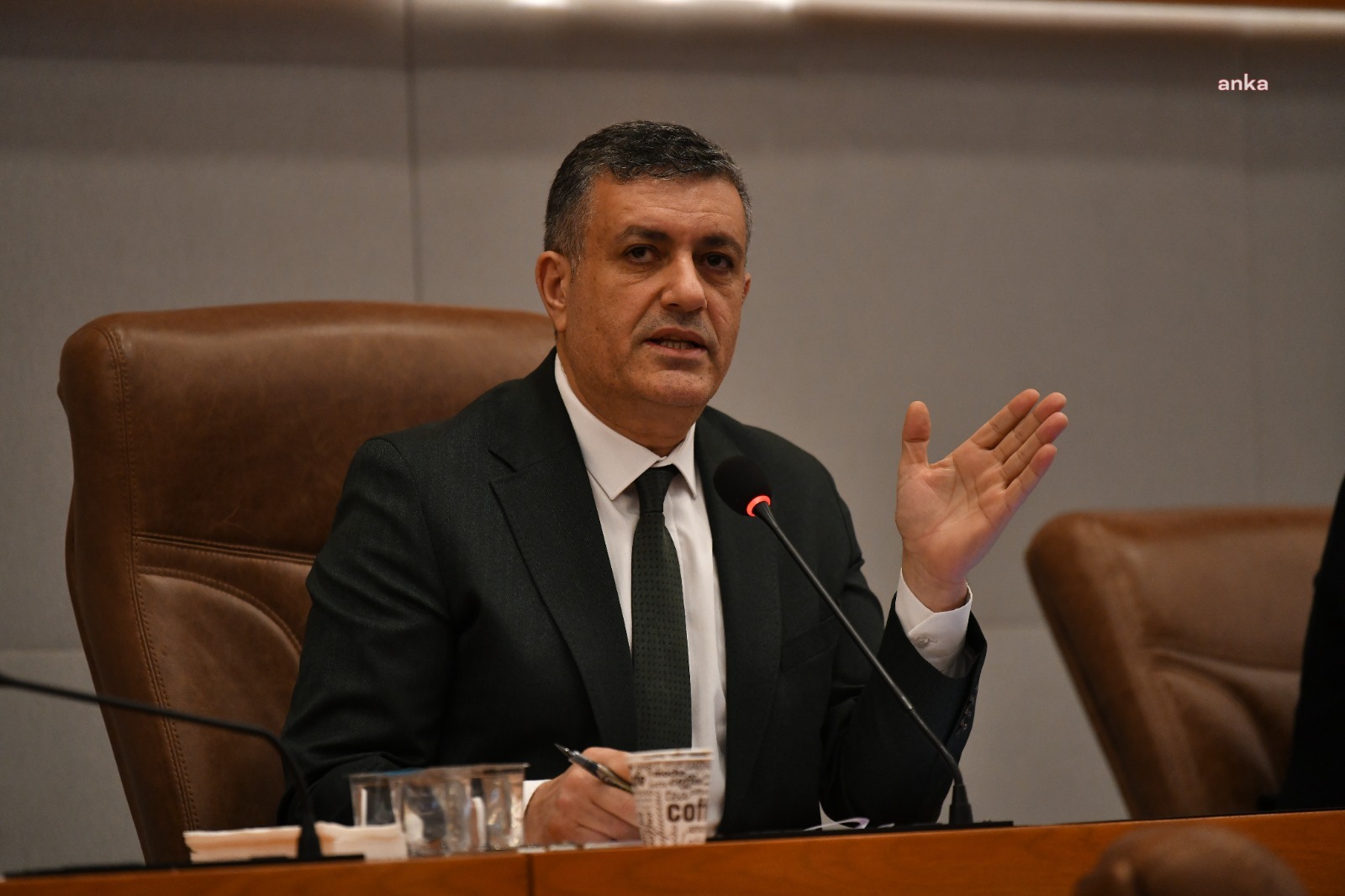ESENYURT BELEDİYE BAŞKANI BOZKURT: “BIRAKTIĞINIZ ENKAZ YİRMİ YILDA TEMİZLENEMEZ!”