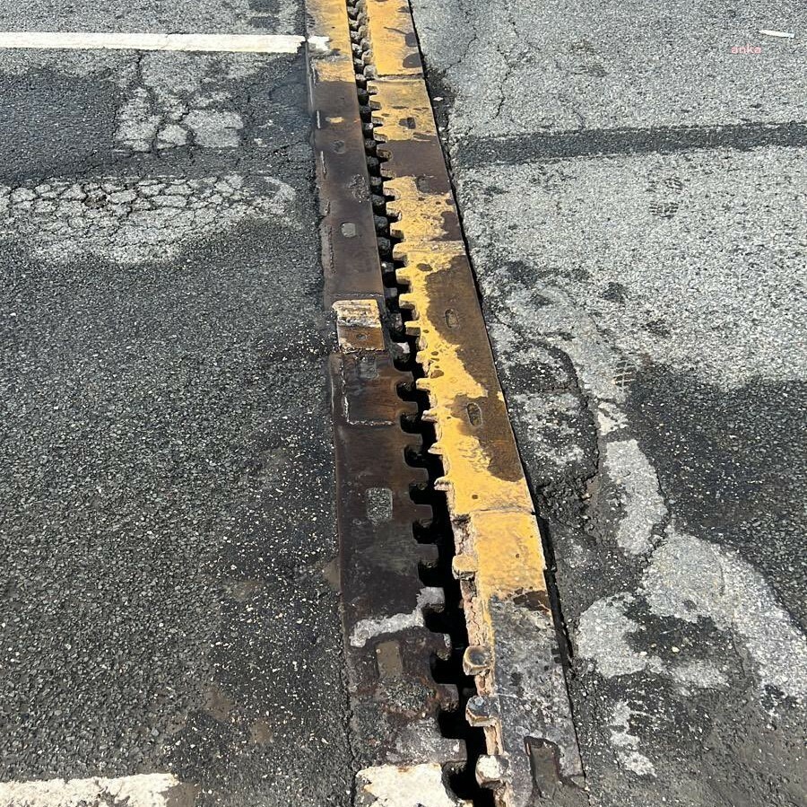 SOĞUK HAVA NEDENİYLE BAĞLANTI NOKTASINDAN AYRILAN ATATÜRK KÖPRÜSÜ, ONARIMIN ARDINDAN YENİDEN TRAFİĞE AÇILDI