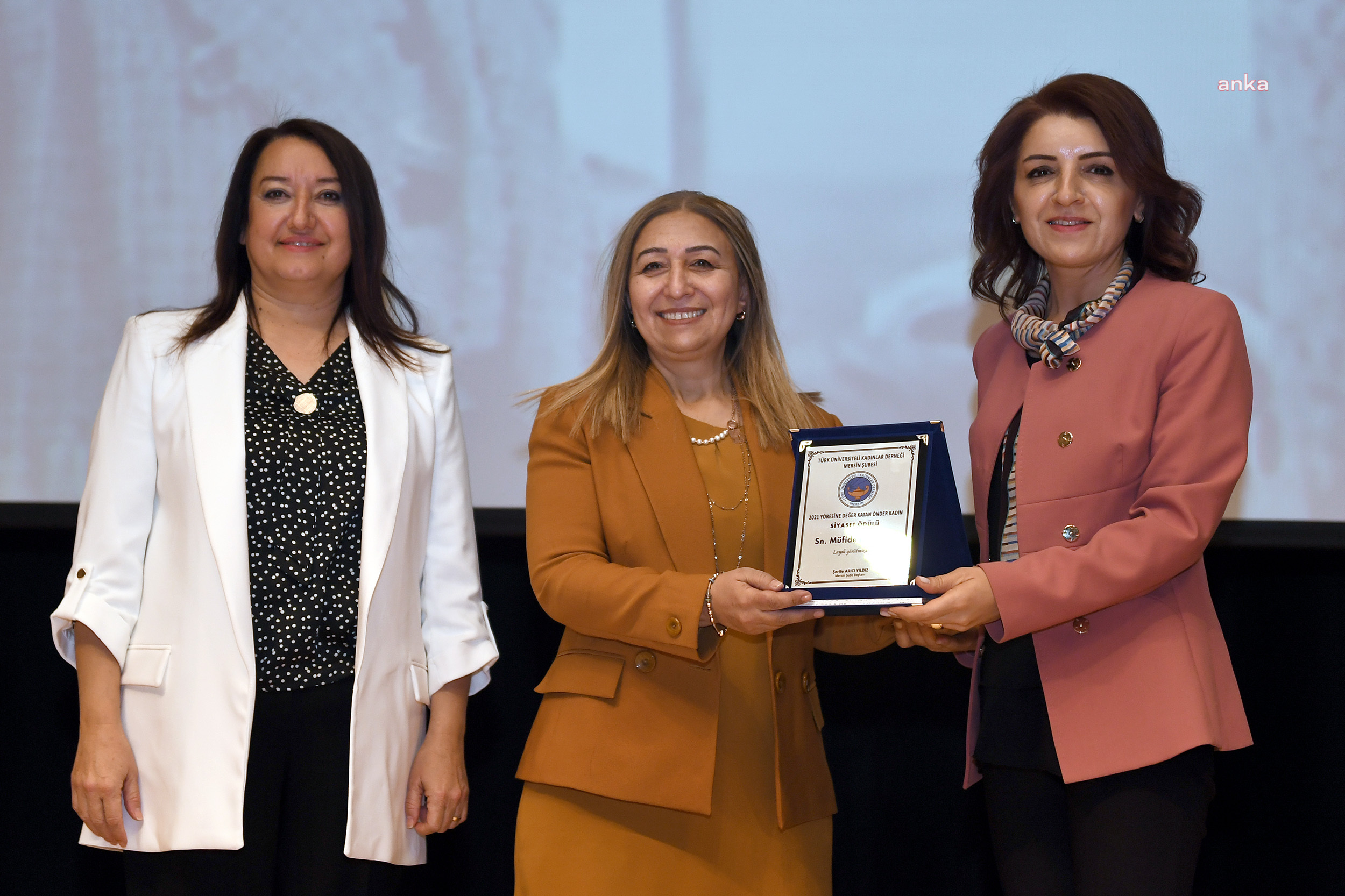 VAHAP SEÇER’E "KADIN DOSTU YEREL YÖNETİM ÖDÜLÜ"