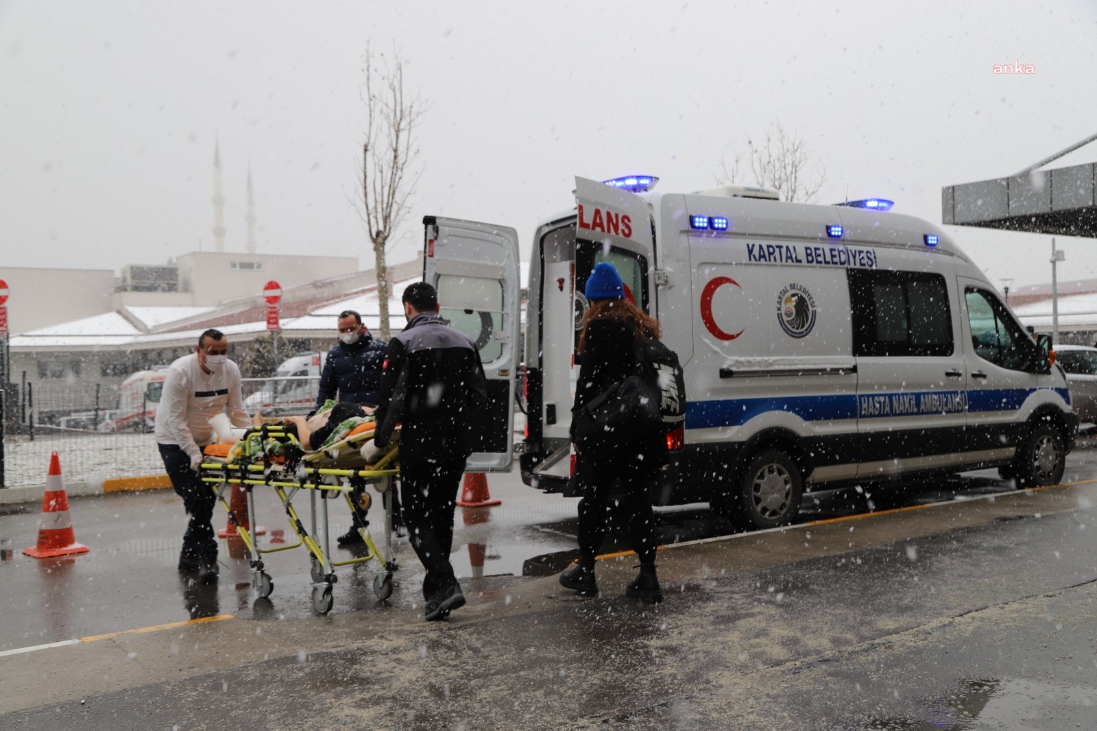 KARTAL BELEDİYESİ HASTA NAKİL AMBULANSI YOĞUN KAR YAĞIŞINDA MESAİYE DEVAM ETTİ