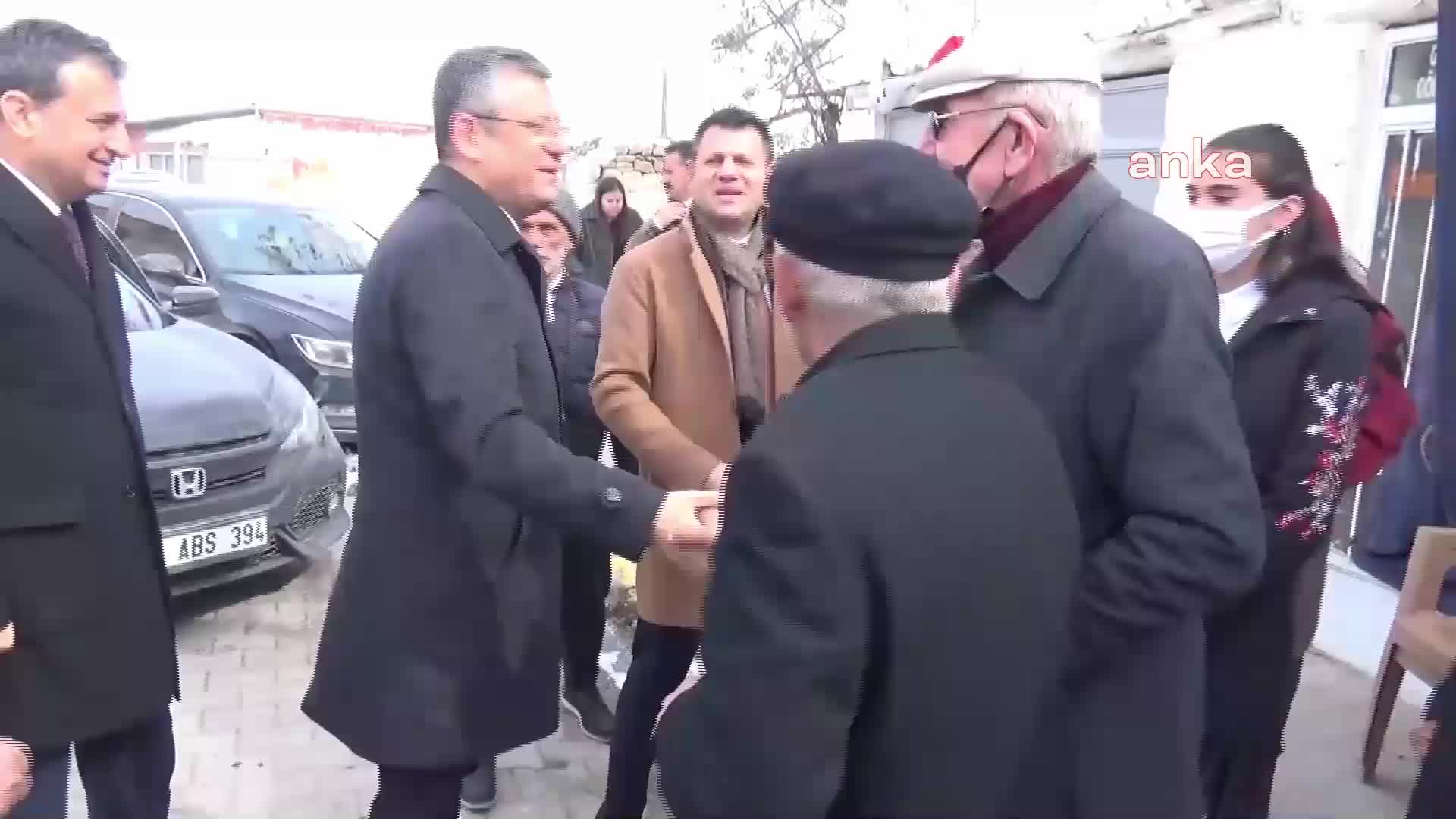 ÖZGÜR ÖZEL: "BABA EVİMİZİN KAPISI HERKESE AÇIK"