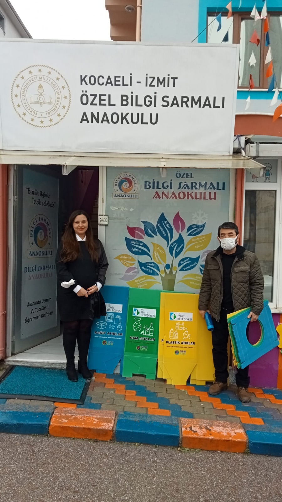 İZMİT BELEDİYESİ OKUL VE İŞYERLERİNE GERİ DÖNÜŞÜM KUTUSU DAĞITIYOR