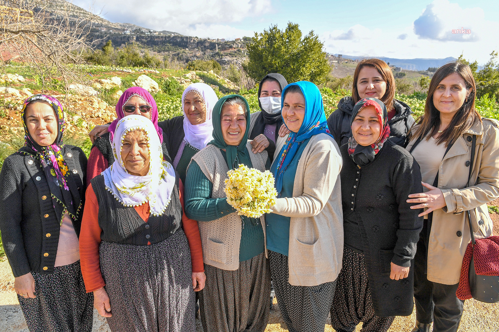 MERSİN BÜYÜKŞEHİR’LE TOROSLARIN ETEKLERİ NERGİS KOKUYOR